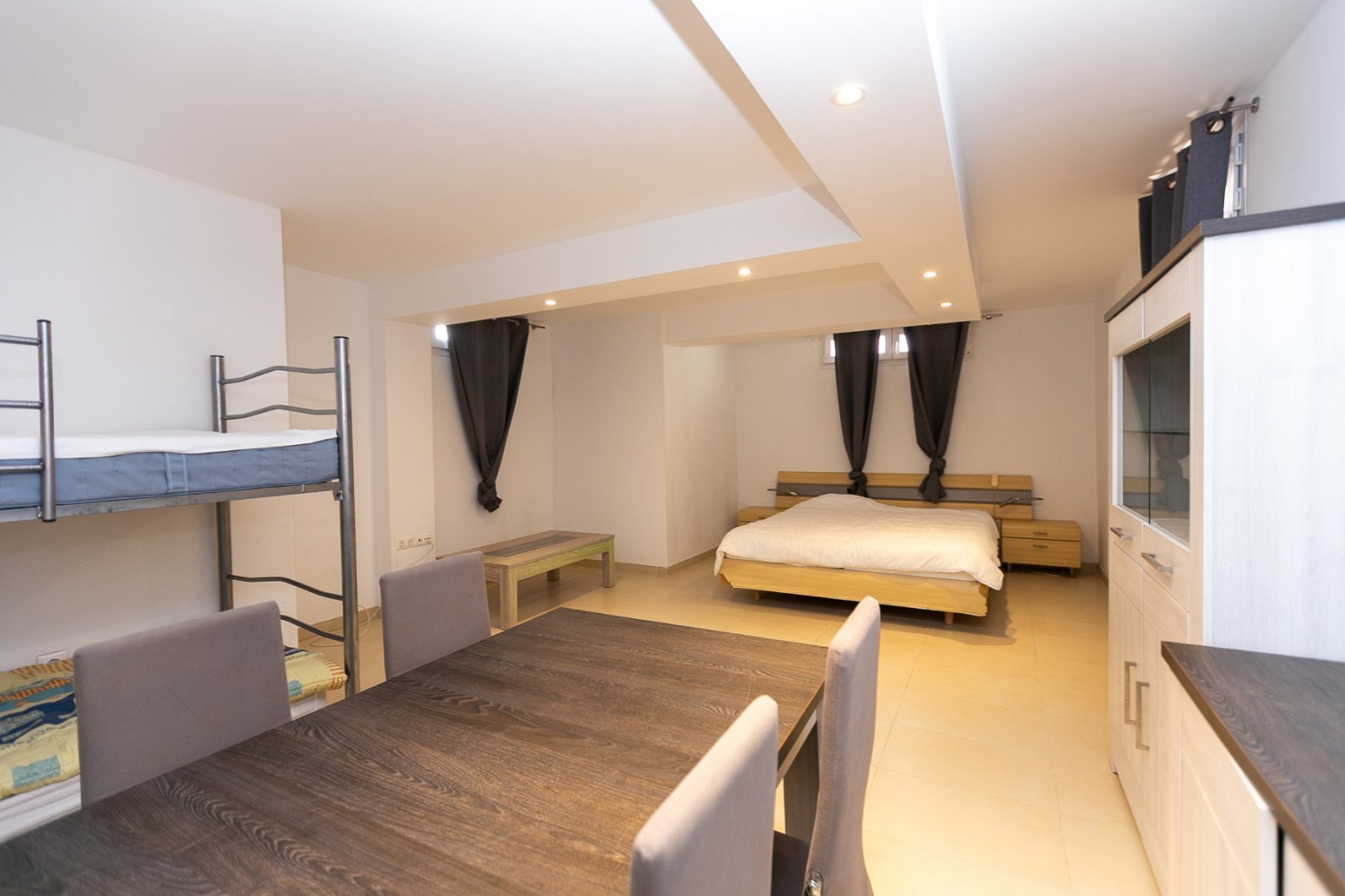 Wir präsentieren diese wunderschöne freistehende Villa in der Urbanisation La Marina, San Fulgencio (Alicante), einer sehr gefragten Wohngegend mit i