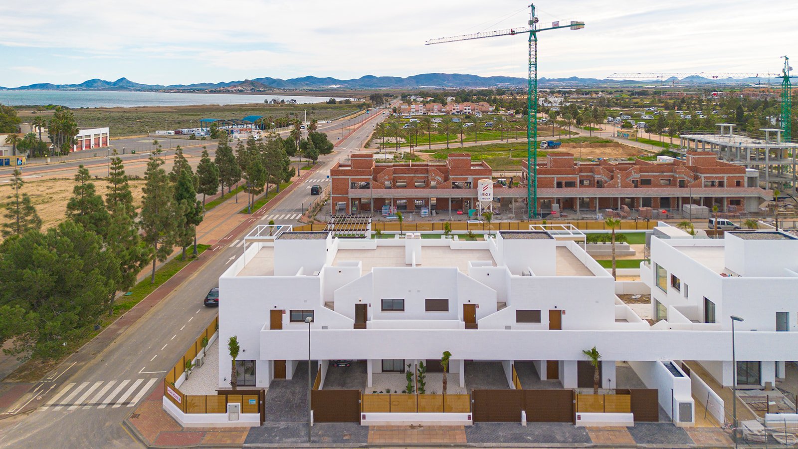  In der charmanten Stadt Los Alcázares gelegen, bieten diese Bungalows eine einzigartige Gelegenheit, das Leben in Meeresnähe zu genießen. Mit nur vie