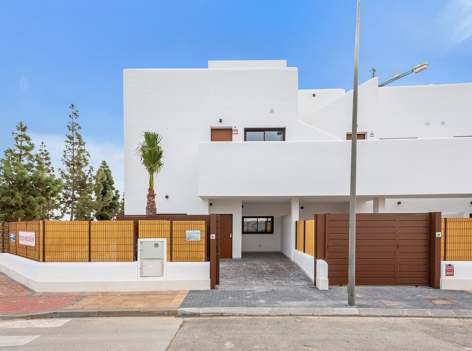  In der charmanten Stadt Los Alcázares gelegen, bieten diese Bungalows eine einzigartige Gelegenheit, das Leben in Meeresnähe zu genießen. Mit nur vie