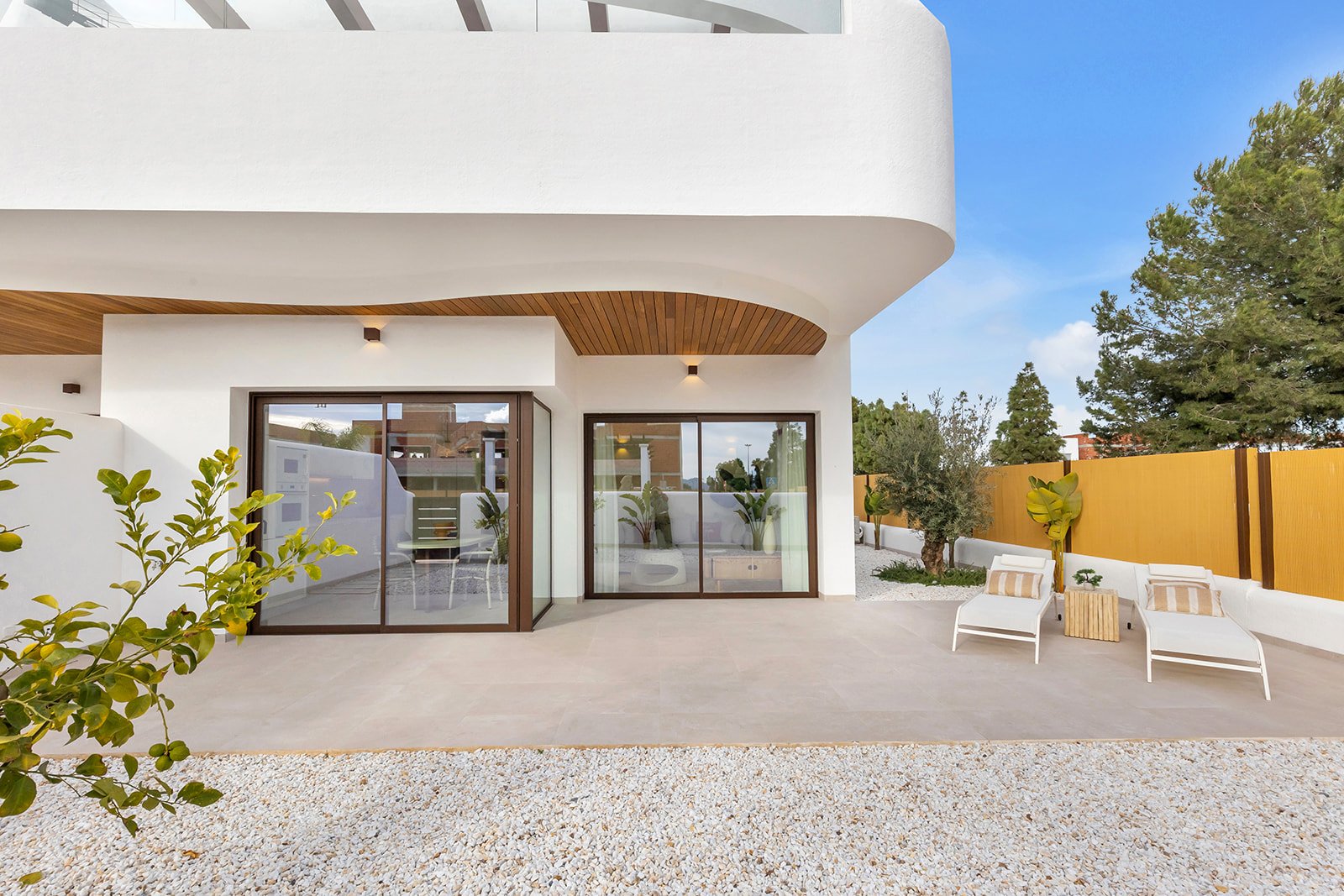  In der charmanten Stadt Los Alcázares gelegen, bieten diese Bungalows eine einzigartige Gelegenheit, das Leben in Meeresnähe zu genießen. Mit nur vie