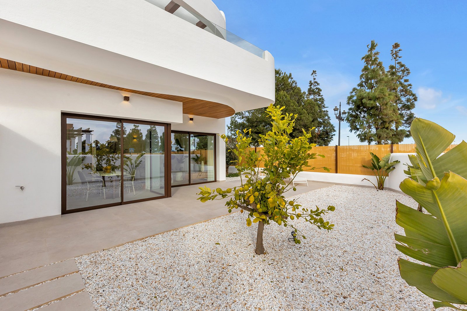  In der charmanten Stadt Los Alcázares gelegen, bieten diese Bungalows eine einzigartige Gelegenheit, das Leben in Meeresnähe zu genießen. Mit nur vie
