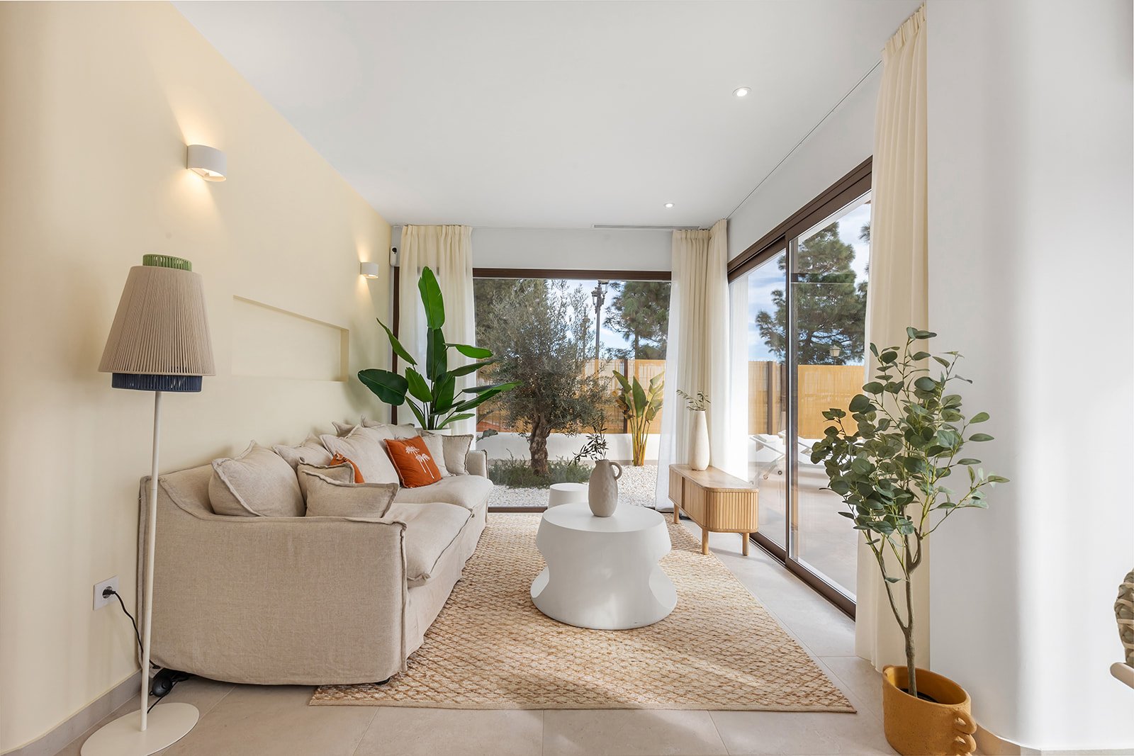  In der charmanten Stadt Los Alcázares gelegen, bieten diese Bungalows eine einzigartige Gelegenheit, das Leben in Meeresnähe zu genießen. Mit nur vie