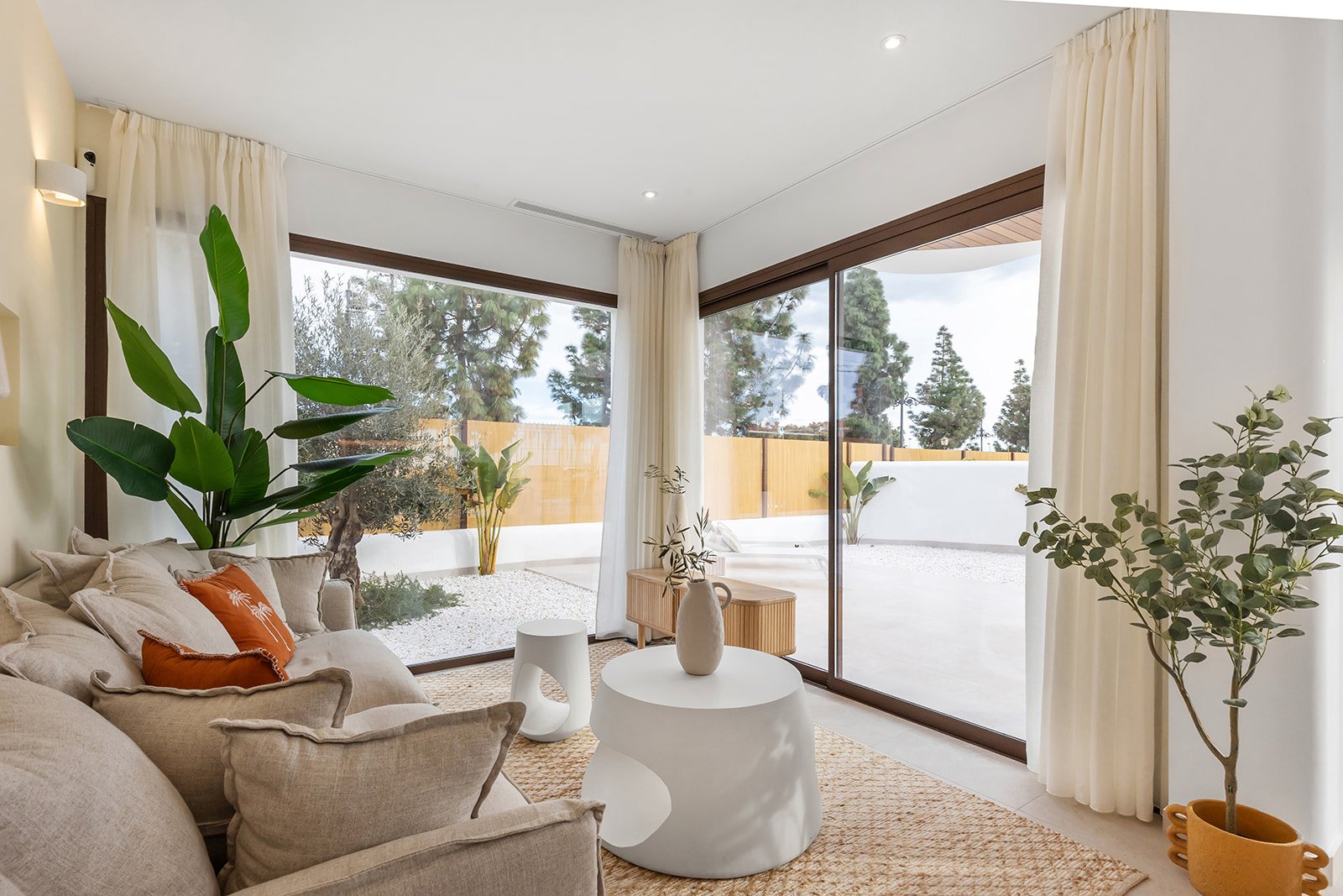 In der charmanten Stadt Los Alcázares gelegen, bieten diese Bungalows eine einzigartige Gelegenheit, das Leben in Meeresnähe zu genießen. Mit nur vie