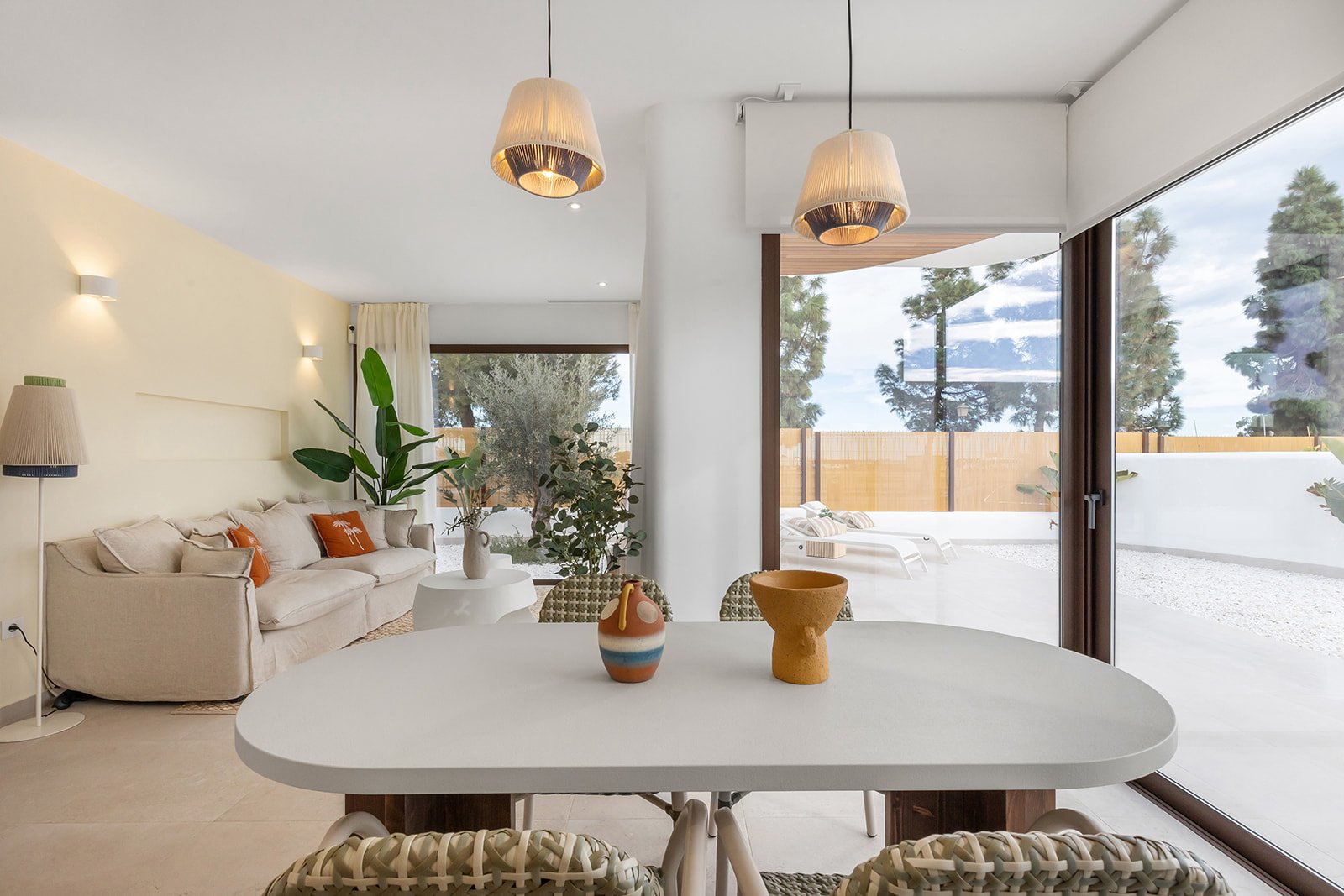  In der charmanten Stadt Los Alcázares gelegen, bieten diese Bungalows eine einzigartige Gelegenheit, das Leben in Meeresnähe zu genießen. Mit nur vie
