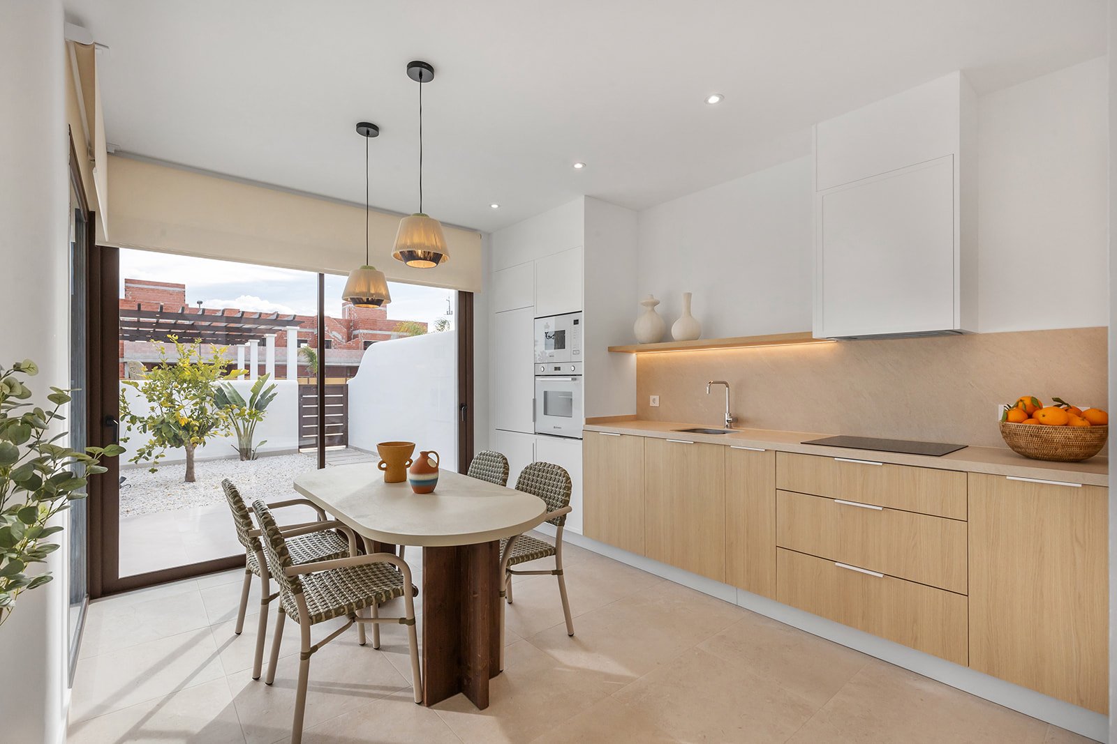  In der charmanten Stadt Los Alcázares gelegen, bieten diese Bungalows eine einzigartige Gelegenheit, das Leben in Meeresnähe zu genießen. Mit nur vie
