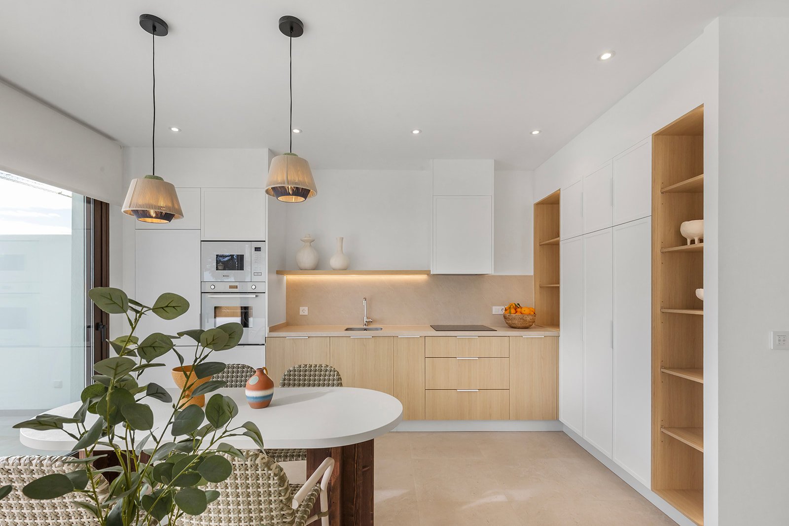 In der charmanten Stadt Los Alcázares gelegen, bieten diese Bungalows eine einzigartige Gelegenheit, das Leben in Meeresnähe zu genießen. Mit nur vie
