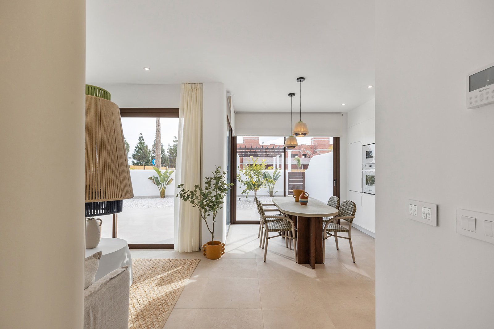  In der charmanten Stadt Los Alcázares gelegen, bieten diese Bungalows eine einzigartige Gelegenheit, das Leben in Meeresnähe zu genießen. Mit nur vie