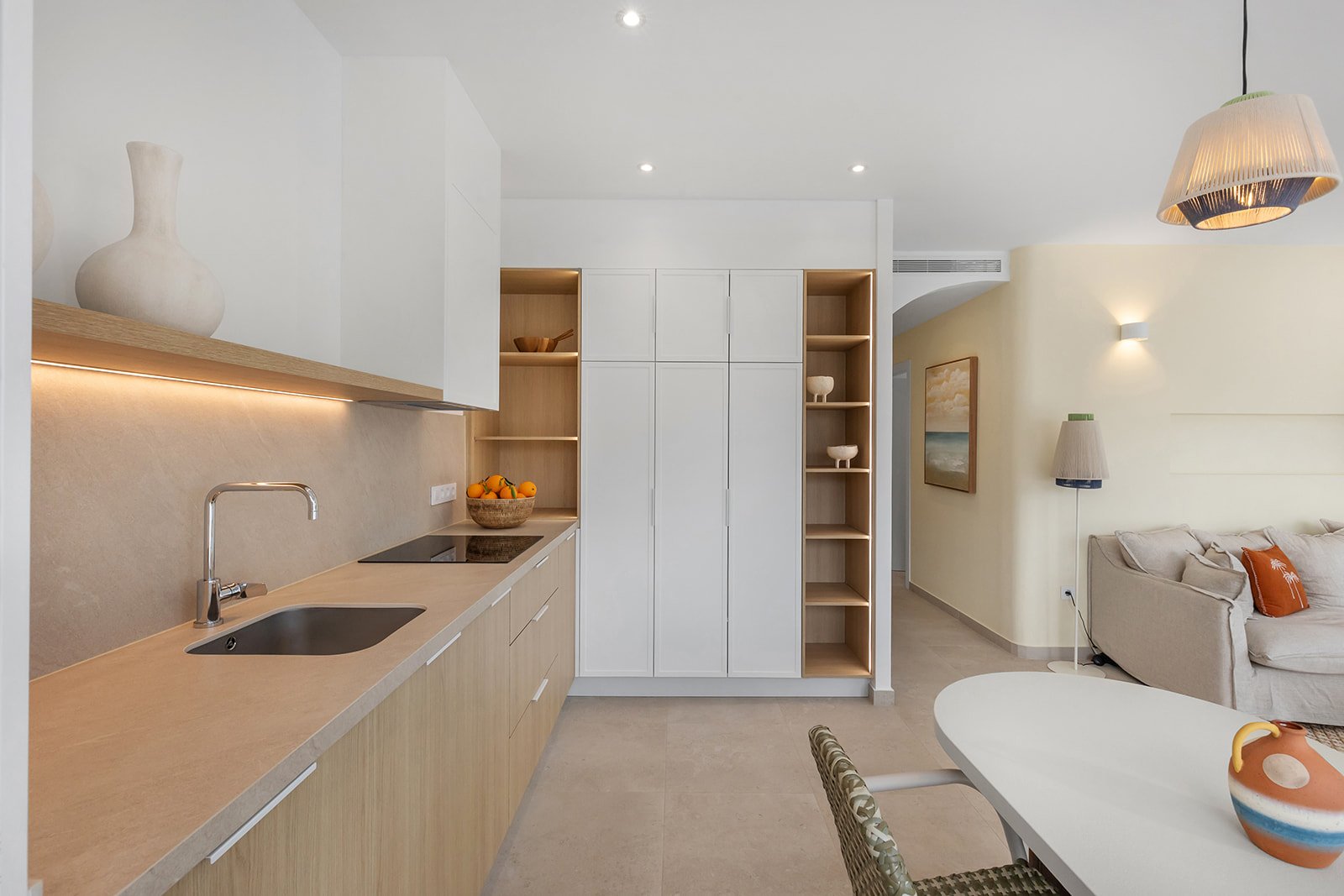  In der charmanten Stadt Los Alcázares gelegen, bieten diese Bungalows eine einzigartige Gelegenheit, das Leben in Meeresnähe zu genießen. Mit nur vie