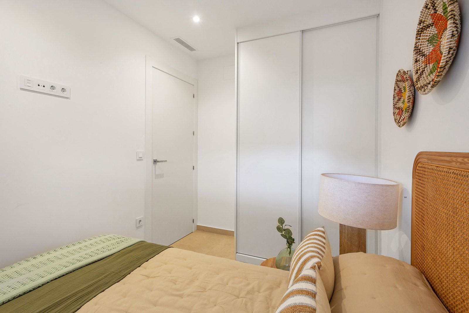  In der charmanten Stadt Los Alcázares gelegen, bieten diese Bungalows eine einzigartige Gelegenheit, das Leben in Meeresnähe zu genießen. Mit nur vie