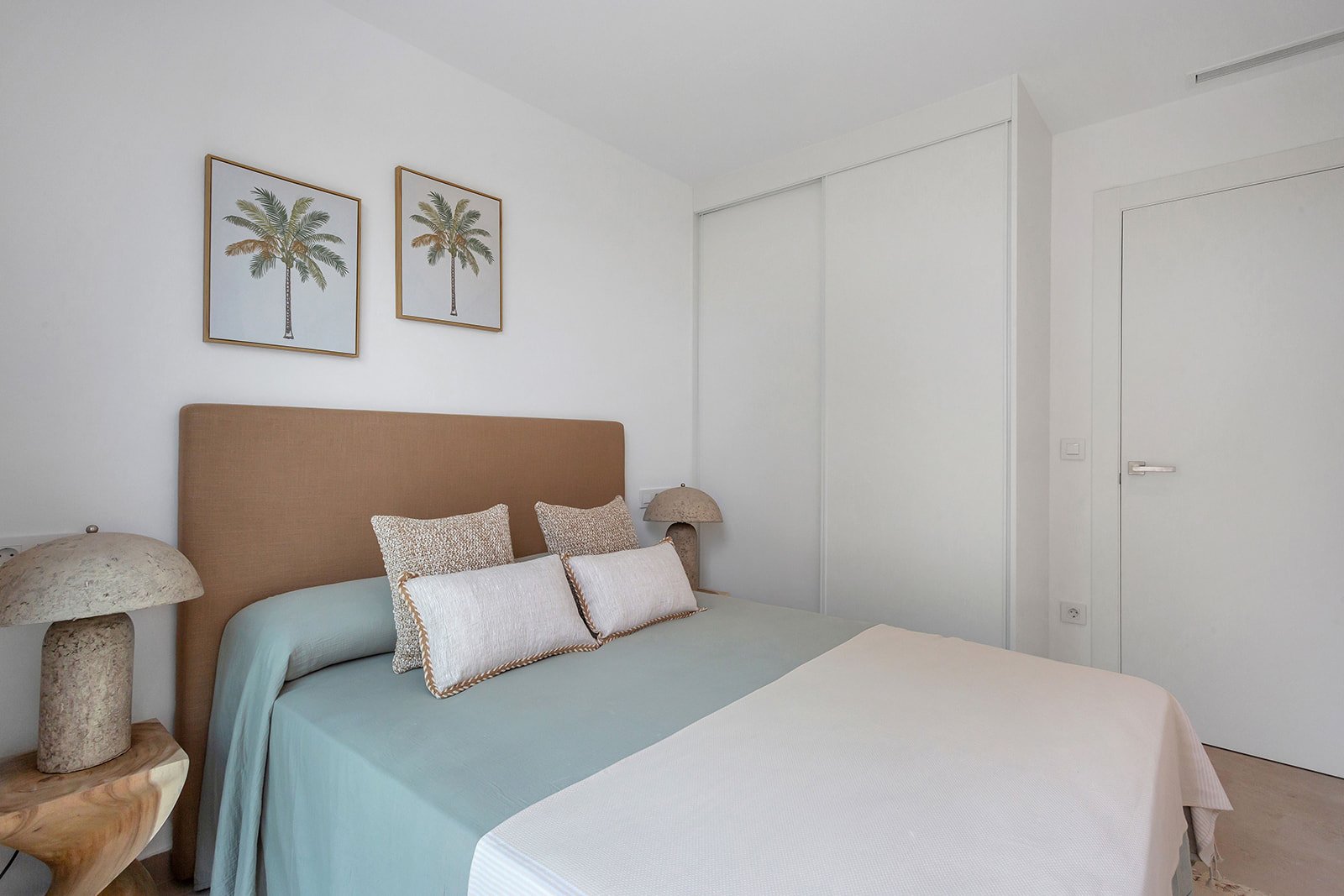  In der charmanten Stadt Los Alcázares gelegen, bieten diese Bungalows eine einzigartige Gelegenheit, das Leben in Meeresnähe zu genießen. Mit nur vie