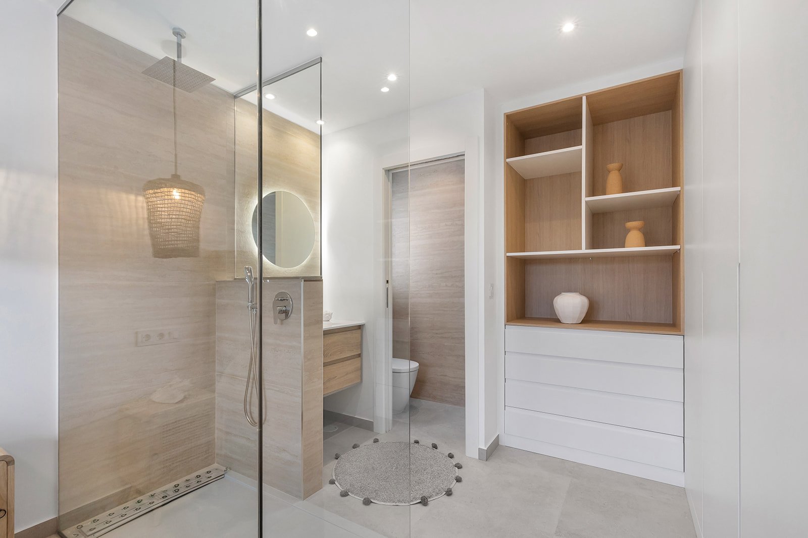  In der charmanten Stadt Los Alcázares gelegen, bieten diese Bungalows eine einzigartige Gelegenheit, das Leben in Meeresnähe zu genießen. Mit nur vie