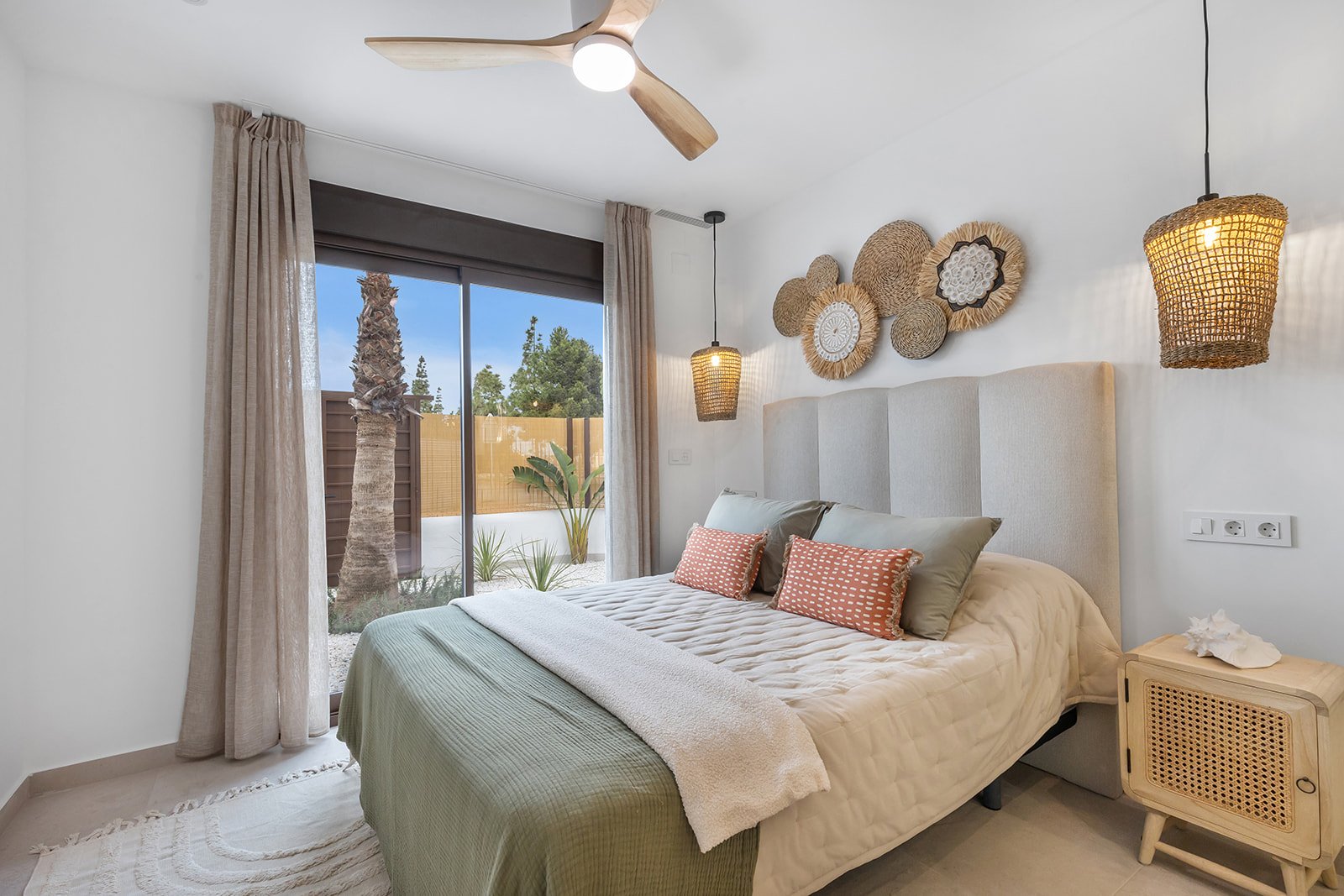  In der charmanten Stadt Los Alcázares gelegen, bieten diese Bungalows eine einzigartige Gelegenheit, das Leben in Meeresnähe zu genießen. Mit nur vie