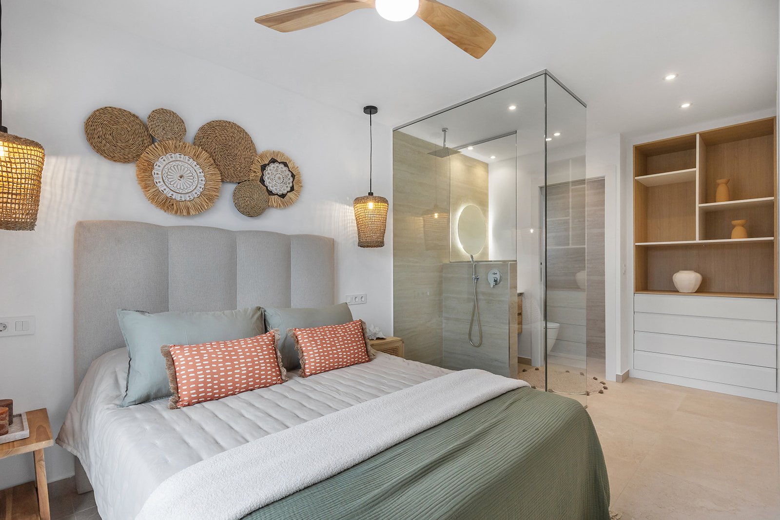  In der charmanten Stadt Los Alcázares gelegen, bieten diese Bungalows eine einzigartige Gelegenheit, das Leben in Meeresnähe zu genießen. Mit nur vie