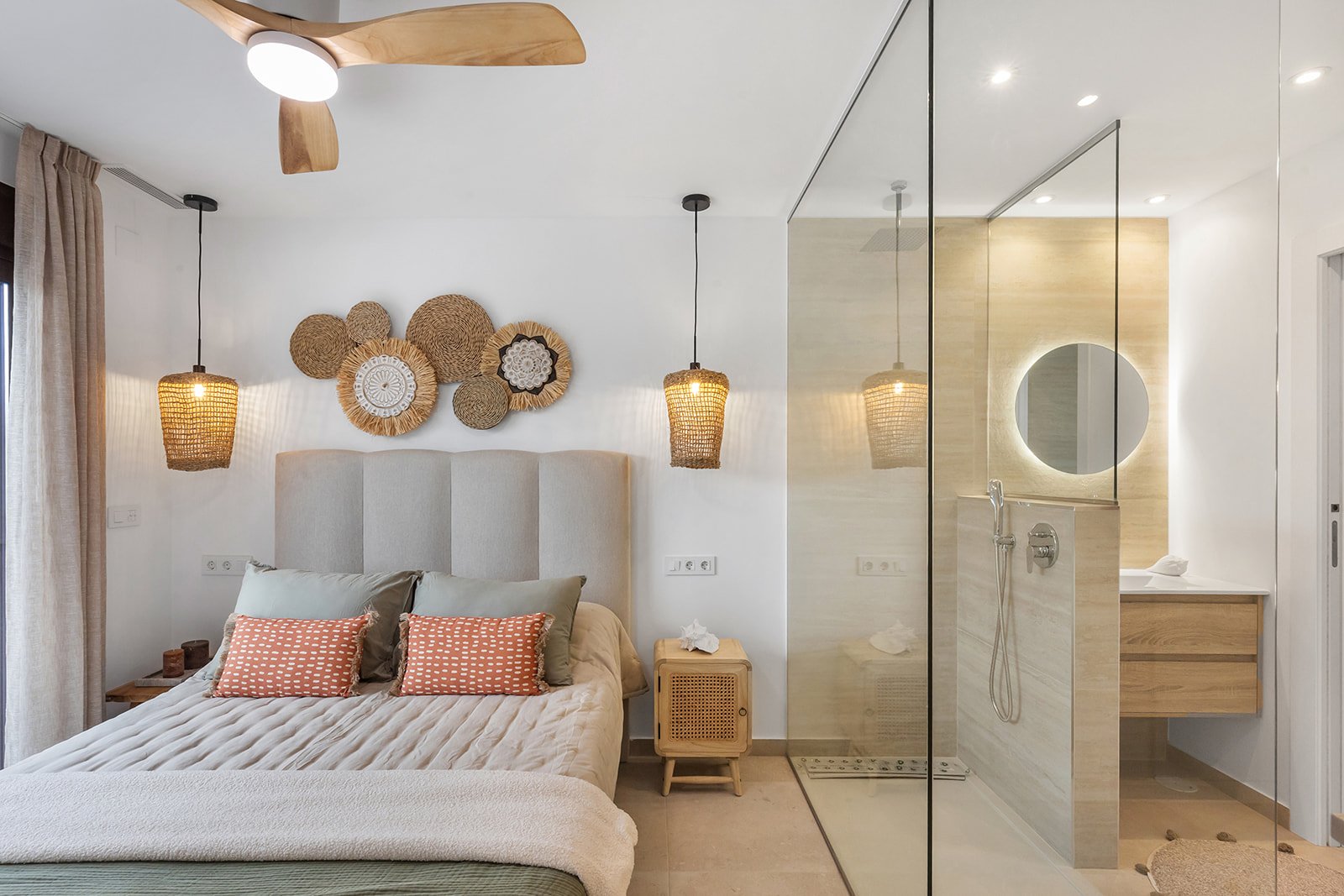  In der charmanten Stadt Los Alcázares gelegen, bieten diese Bungalows eine einzigartige Gelegenheit, das Leben in Meeresnähe zu genießen. Mit nur vie