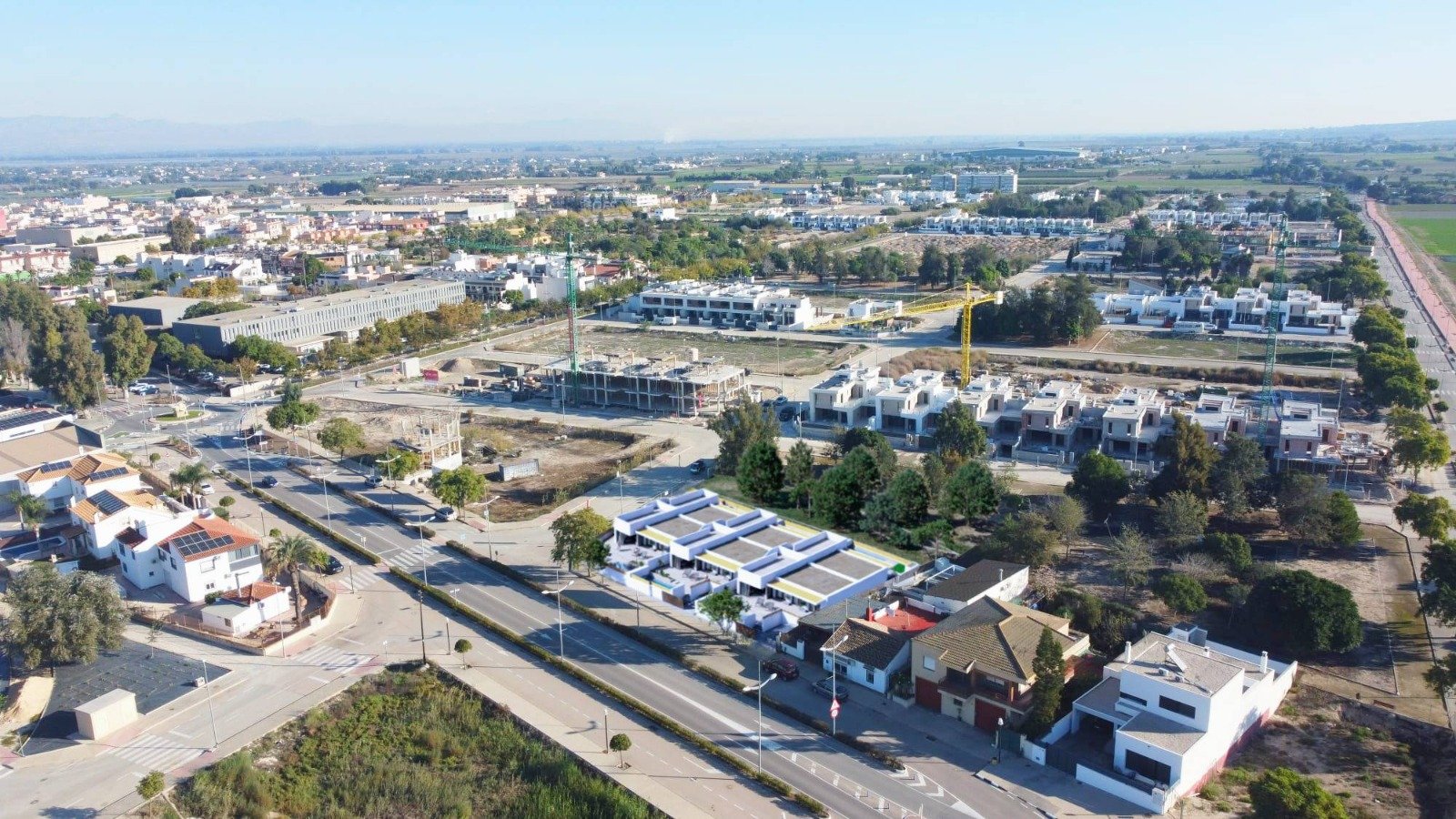 In der charmanten Stadt Dolores gelegen, bietet diese Wohnanlage eine hervorragende Gelegenheit für diejenigen, die ein Zuhause in einer ruhigen und