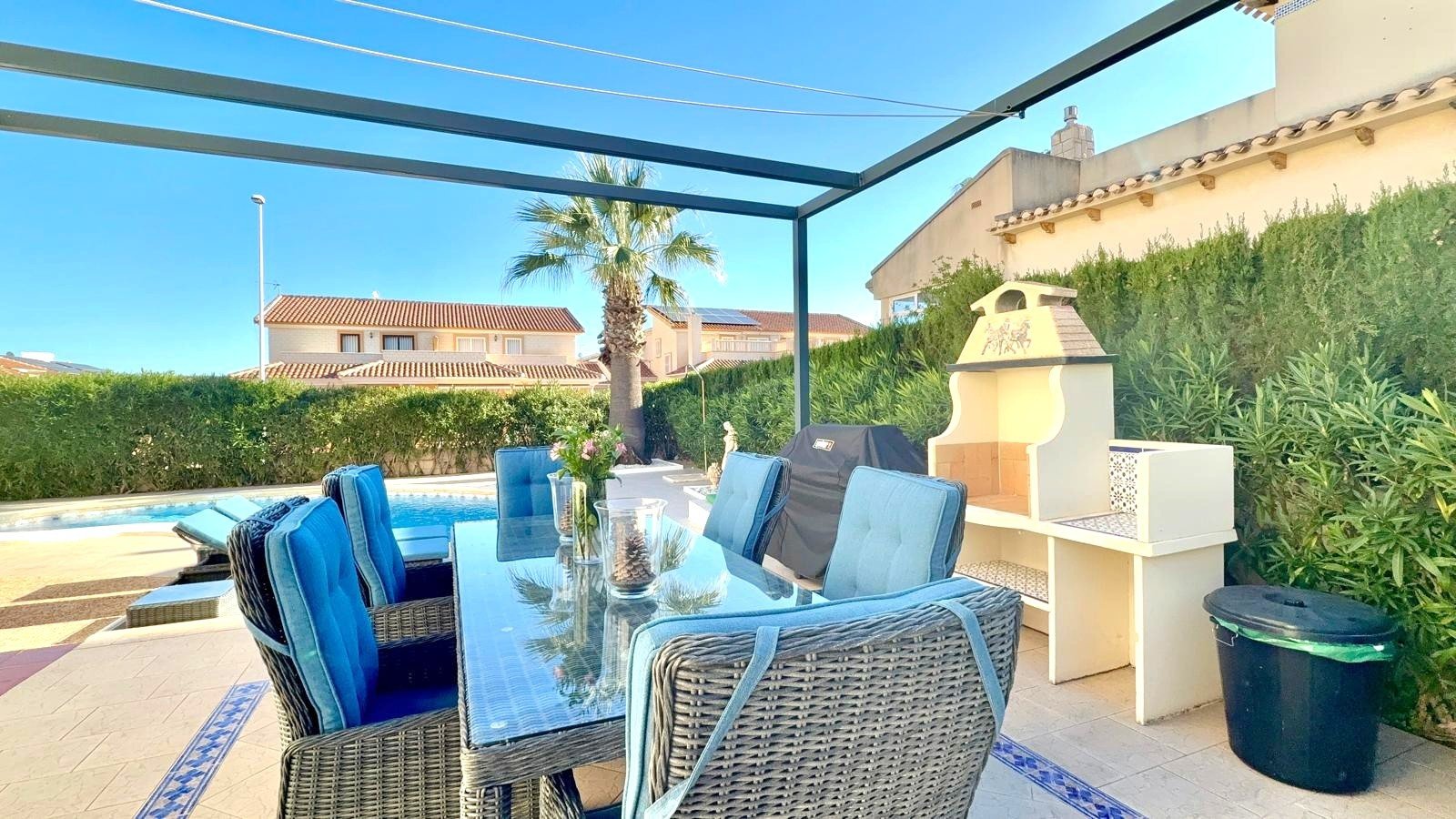 On a plot of 505 m2 with a large garden, outdoor eating area and private salt water swimming pool with a newly installed pump
The