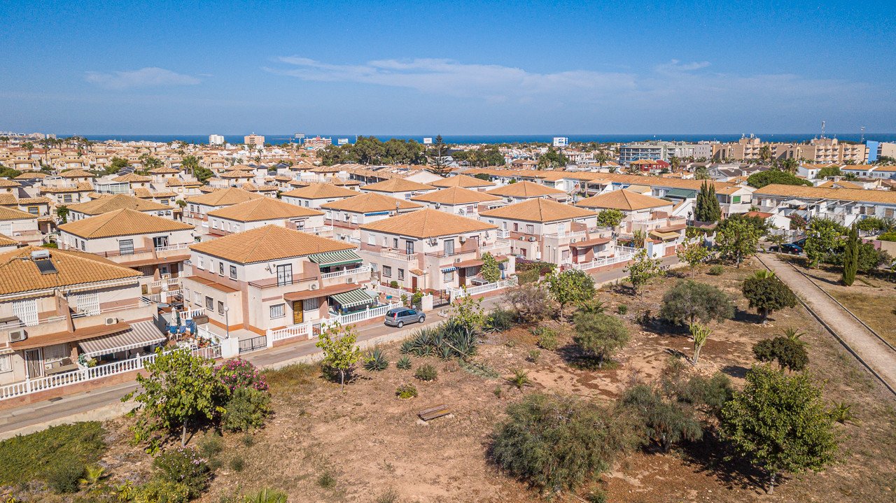 Cabo Roig:  Diese gepflegte Vierfamilienvilla mit drei Schlafzimmern und zwei Badezimmern befindet sich in der begehrten Gegend von La Regia, Cabo Roig. Das im J 