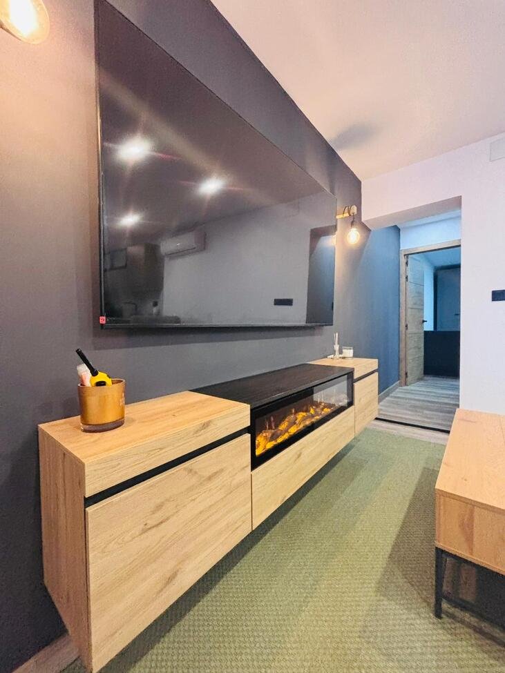 Located in the heart of the vibrant town of San Miguel de Salinas in the beautiful Alicante Province, this fully renovated four-bedroom townhouse of