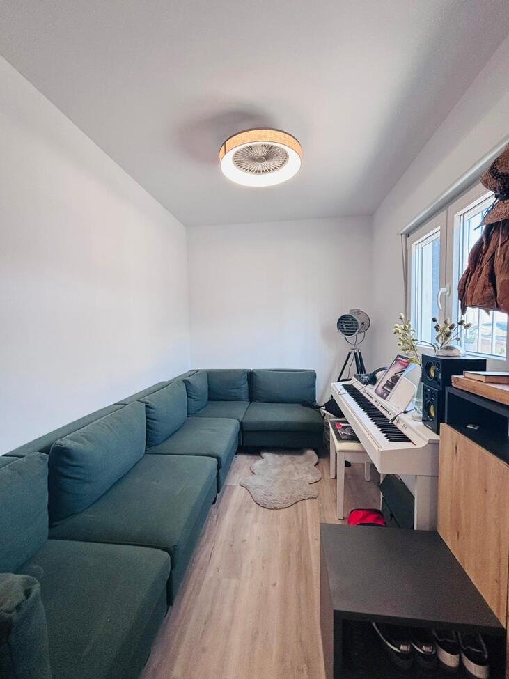 Located in the heart of the vibrant town of San Miguel de Salinas in the beautiful Alicante Province, this fully renovated four-bedroom townhouse of