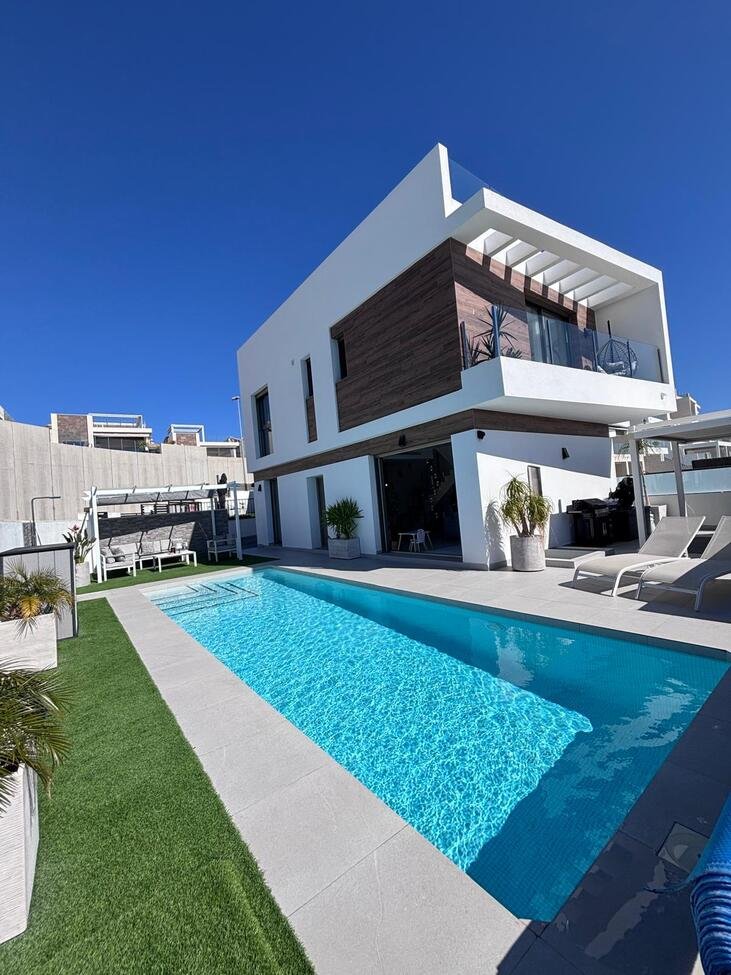   Beautiful 5-Bedroom Contemporary Villa with Heated Pool&amp;nbsp;
This stunning southwest-facing corner plot villa offers modern luxury, g