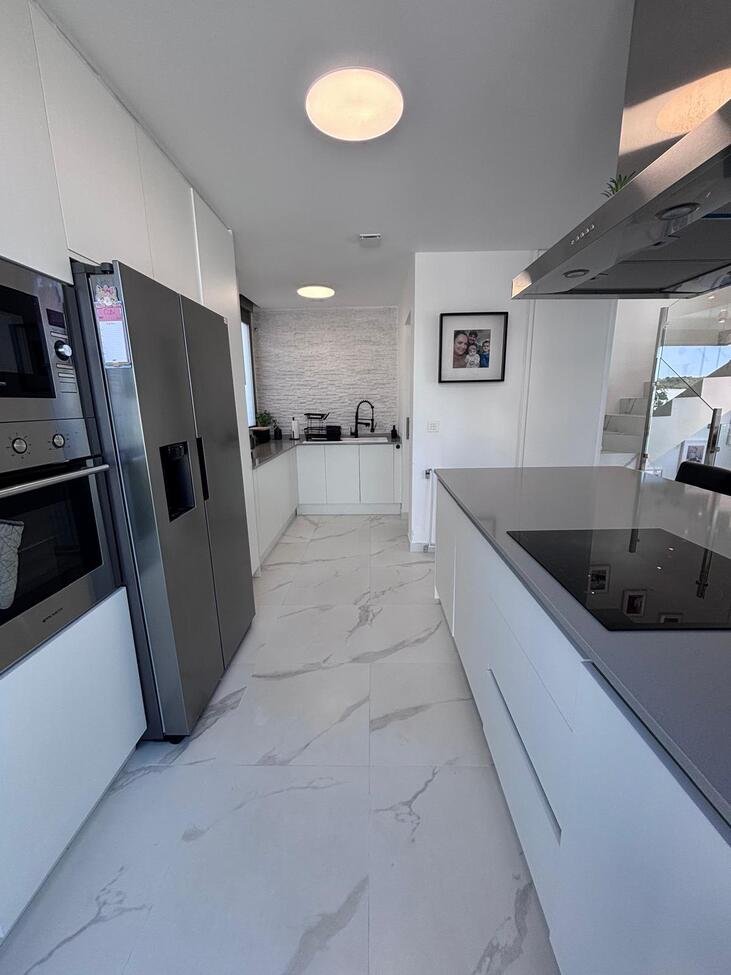   Beautiful 5-Bedroom Contemporary Villa with Heated Pool&amp;nbsp;
This stunning southwest-facing corner plot villa offers modern luxury, g