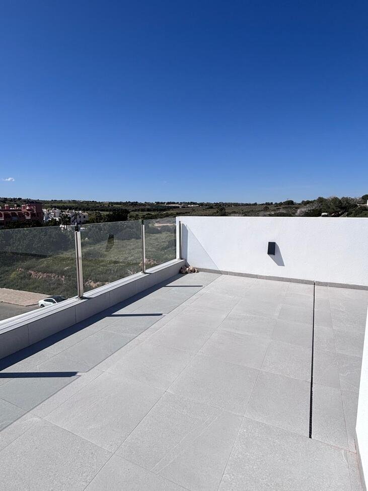   Beautiful 5-Bedroom Contemporary Villa with Heated Pool&amp;nbsp;
This stunning southwest-facing corner plot villa offers modern luxury, g