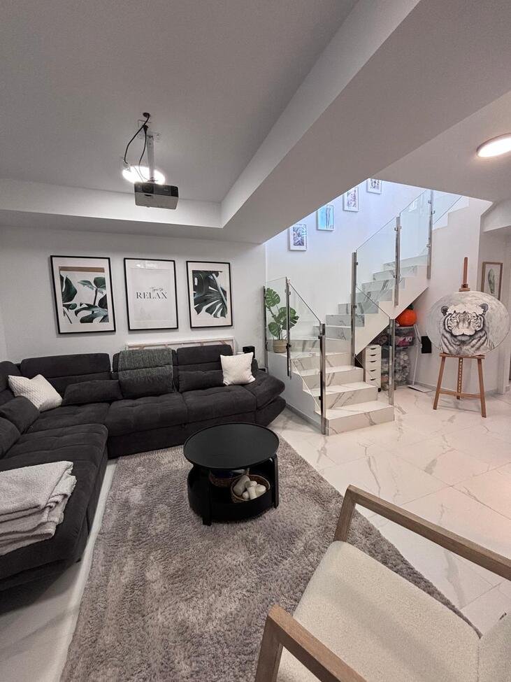   Beautiful 5-Bedroom Contemporary Villa with Heated Pool&amp;nbsp;
This stunning southwest-facing corner plot villa offers modern luxury, g