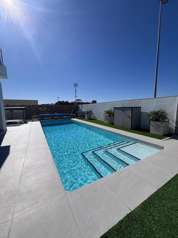   Beautiful 5-Bedroom Contemporary Villa with Heated Pool&amp;nbsp;
This stunning southwest-facing corner plot villa offers modern luxury, g