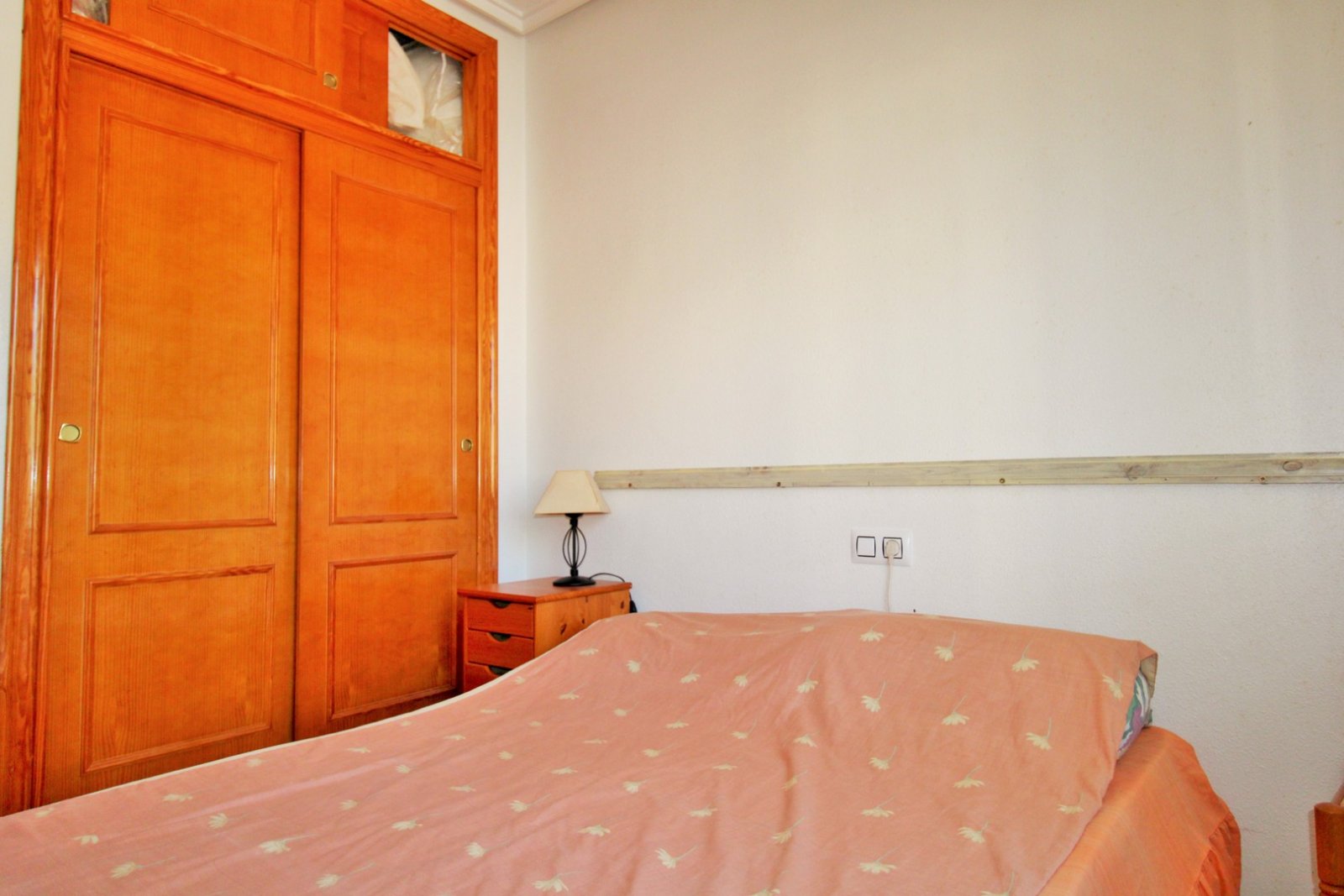 Großzügige Doppelhaushälfte mit einem großen Untergeschoss in der begehrten Wohnanlage Montegolf VI in Villamartin. Das Haus bietet 3 Schlafzimmer un