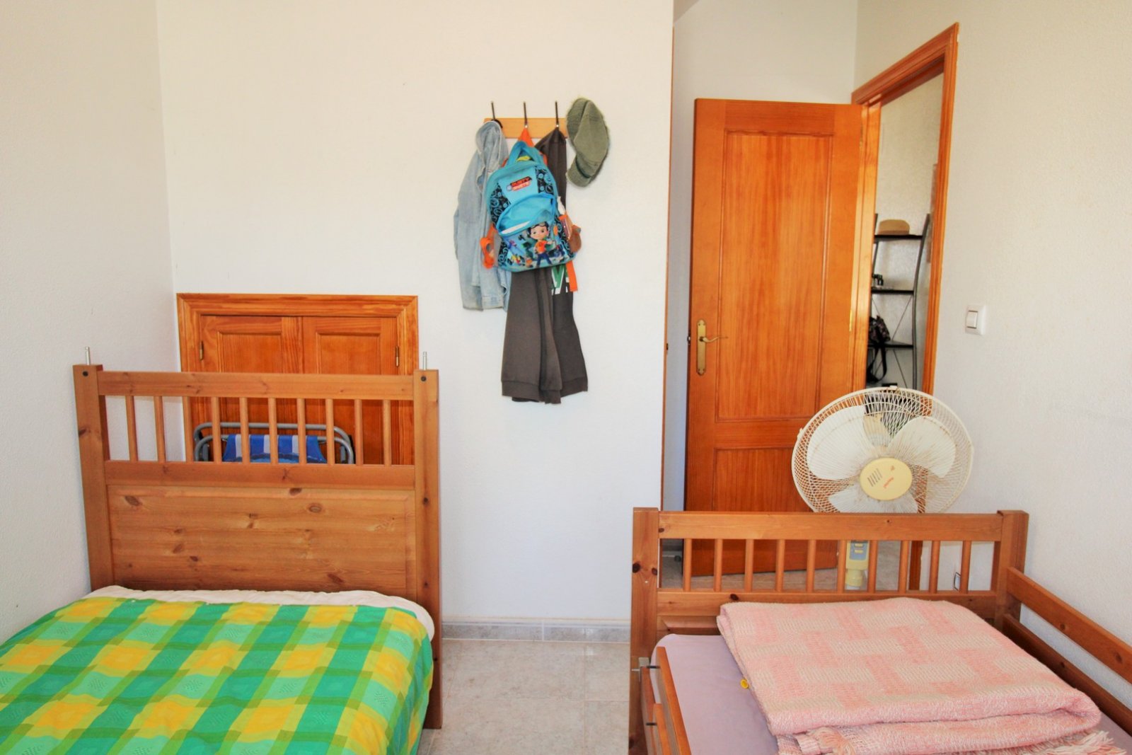 Großzügige Doppelhaushälfte mit einem großen Untergeschoss in der begehrten Wohnanlage Montegolf VI in Villamartin. Das Haus bietet 3 Schlafzimmer un