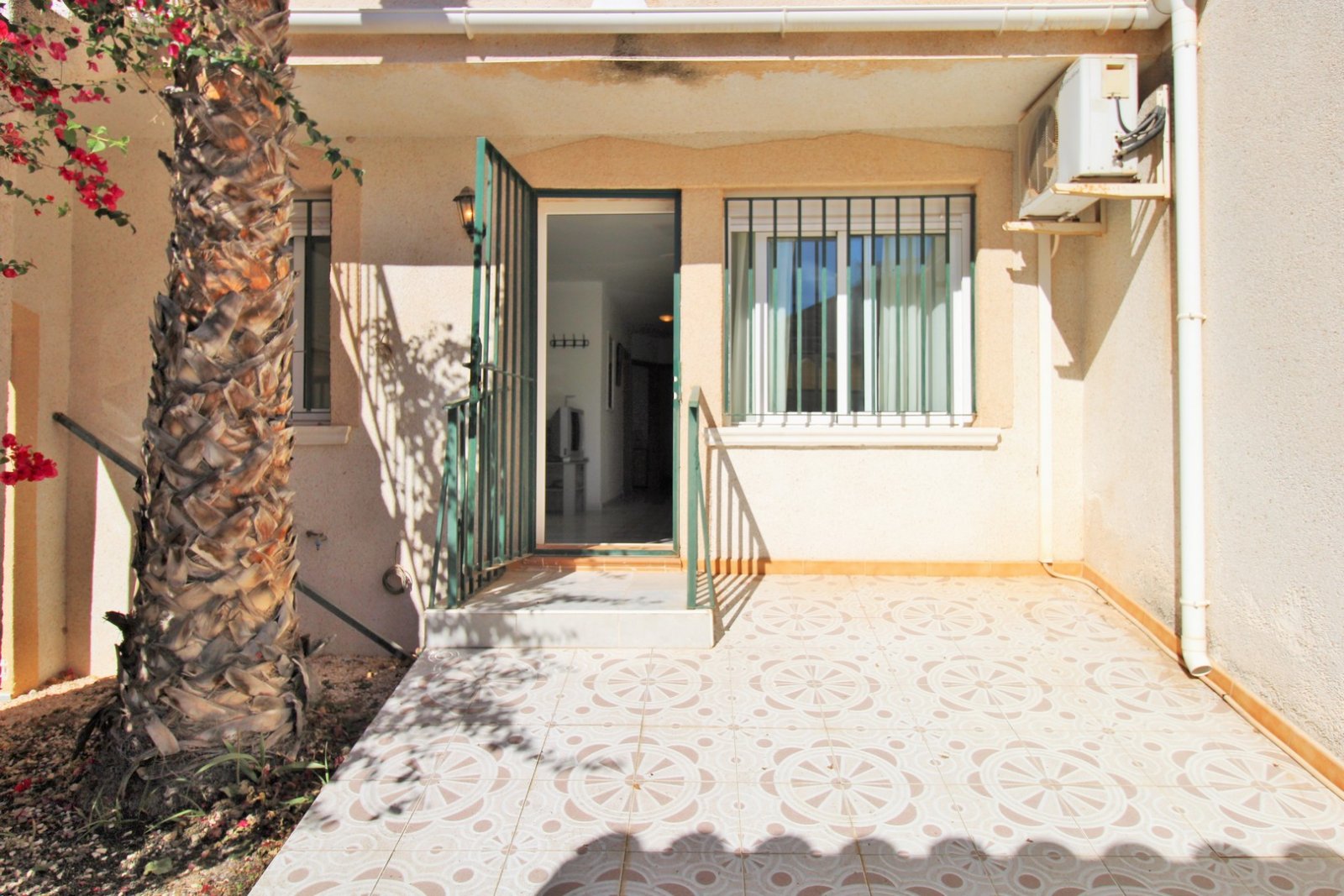Großzügige Doppelhaushälfte mit einem großen Untergeschoss in der begehrten Wohnanlage Montegolf VI in Villamartin. Das Haus bietet 3 Schlafzimmer un