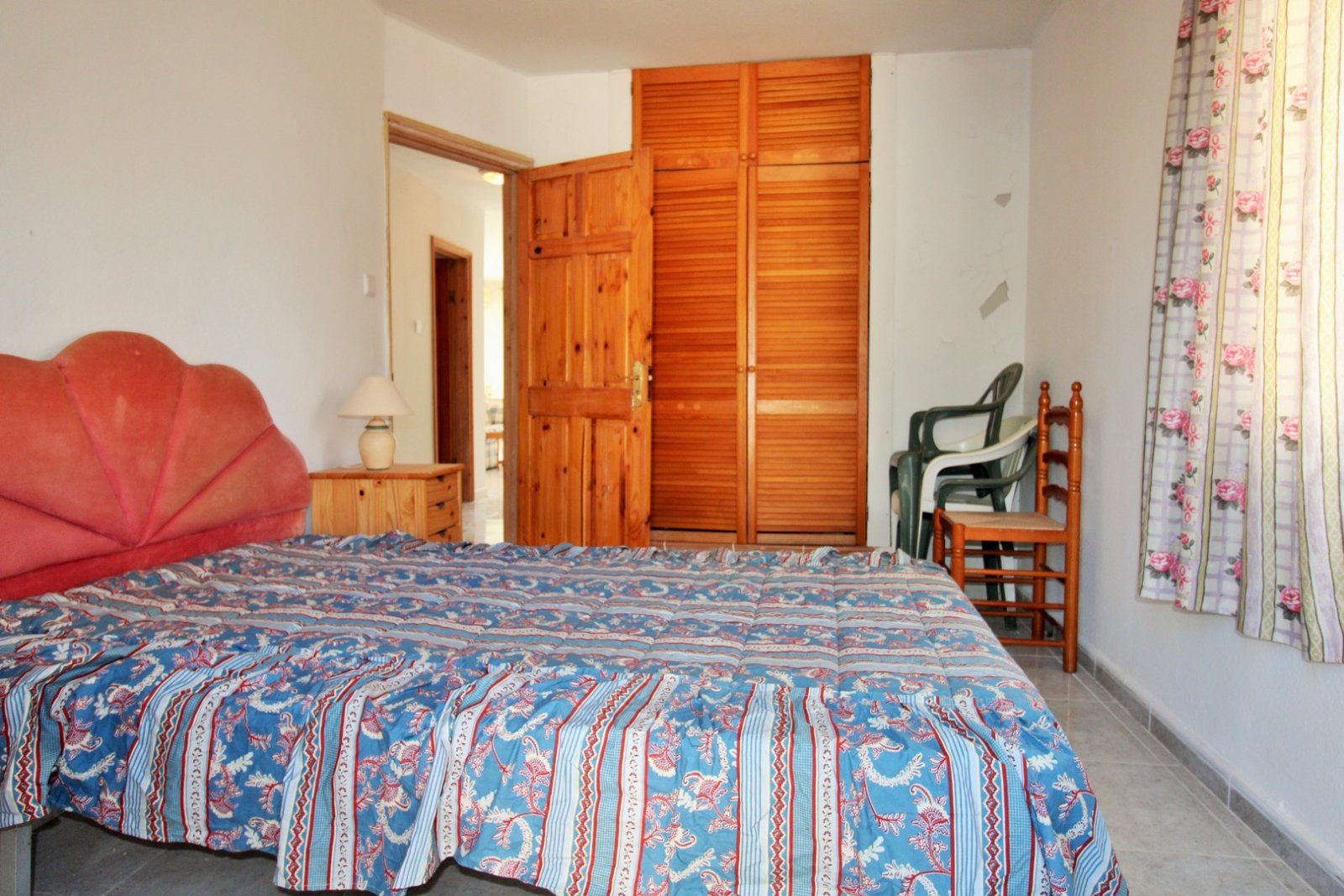 Großzügige Doppelhaushälfte mit einem großen Untergeschoss in der begehrten Wohnanlage Montegolf VI in Villamartin. Das Haus bietet 3 Schlafzimmer un