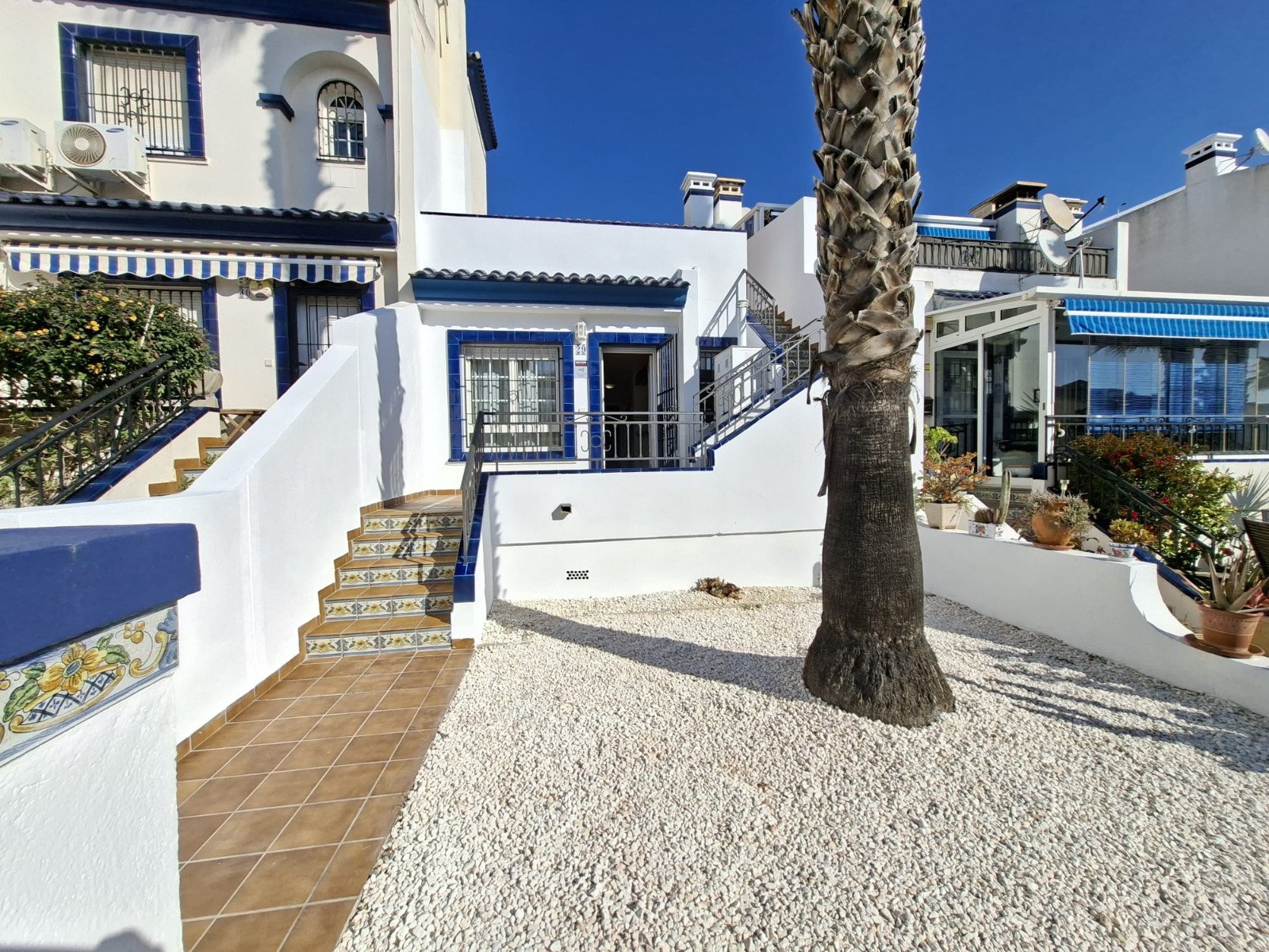 Villamartín:  Dieser wunderschöne, nach Süden ausgerichtete Bungalow Lola befindet sich in der begehrten Gegend von Villamartin Rioja in Orihuela Costa. Einkaufsmö 