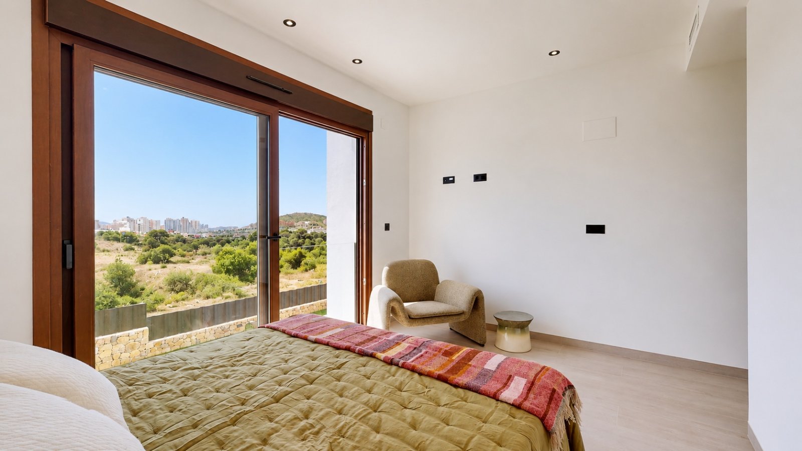 In der charmanten Stadt Finestrat gelegen, bietet dieses freistehende Chalet ein einzigartiges Wohnerlebnis mit Meerblick. Es ist für diejenigen konz