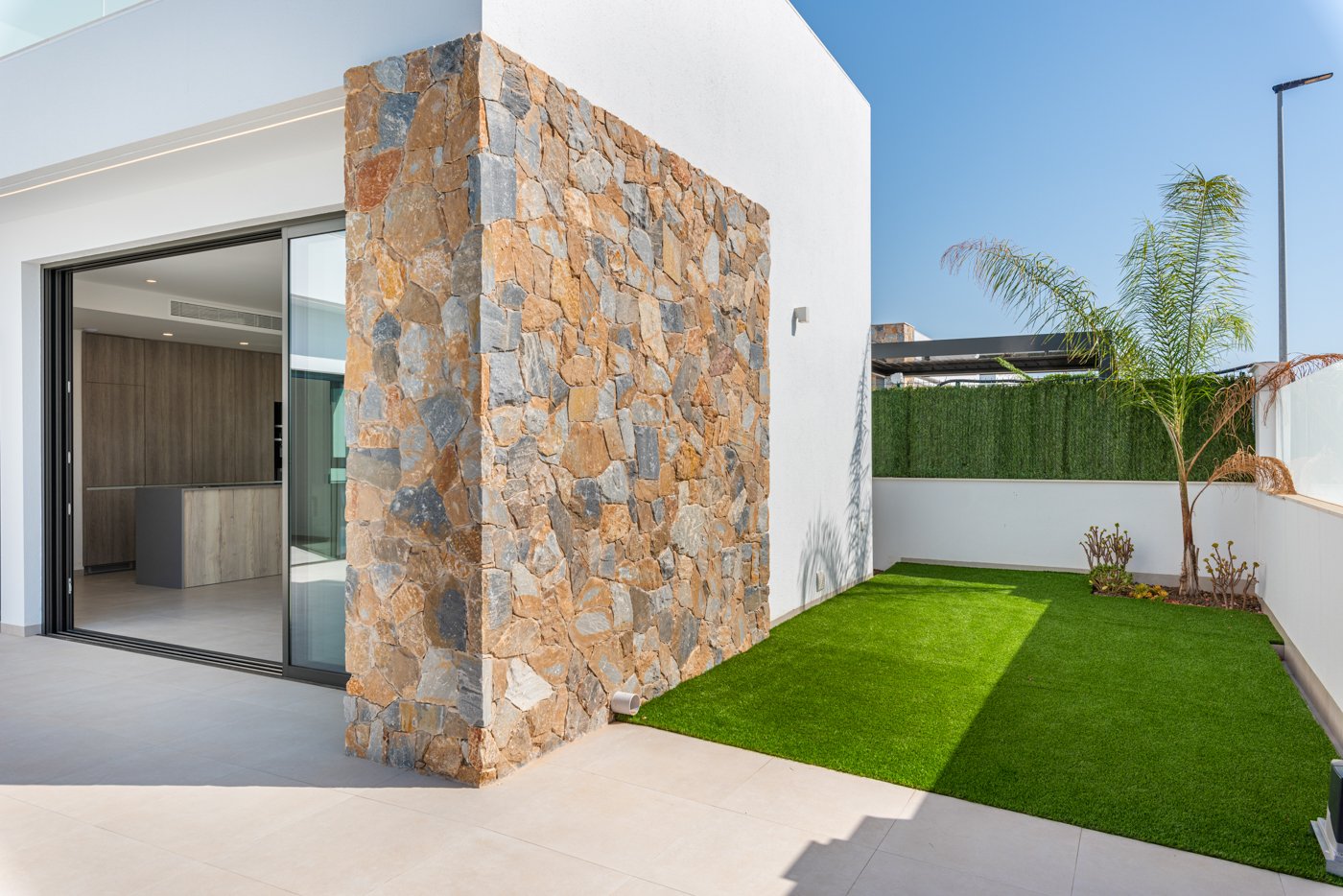 In der charmanten Stadt San Javier gelegen, bietet dieses freistehende Chalet eine perfekte Kombination aus Komfort und Stil. Entworfen für diejenige