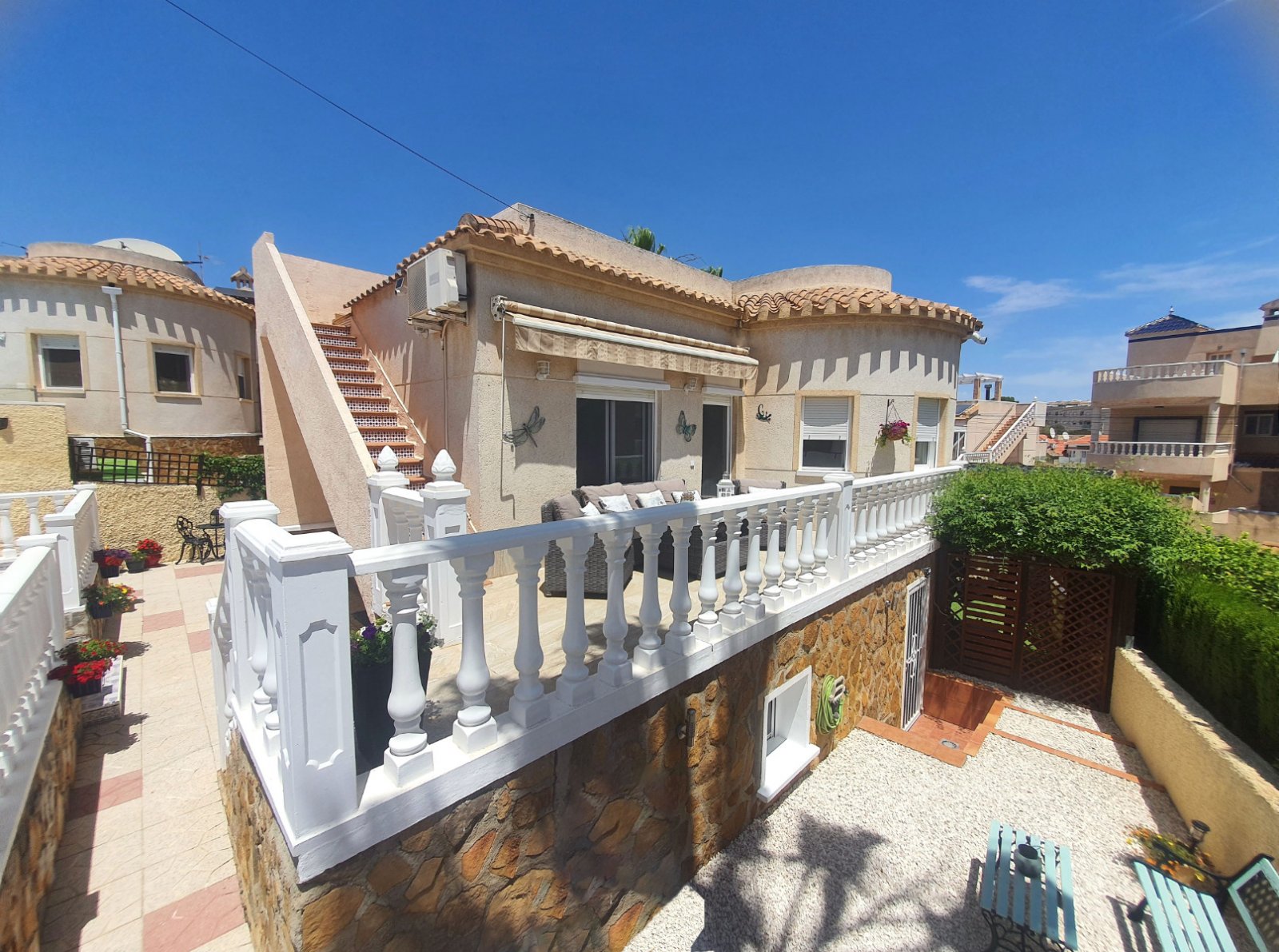Orihuela Costa:  In der begehrten Wohngegend Blue Lagoon gelegen, bietet diese wunderschön gepflegte, freistehende Villa mit fünf Schlafzimmern und vier Badezimmern a 
