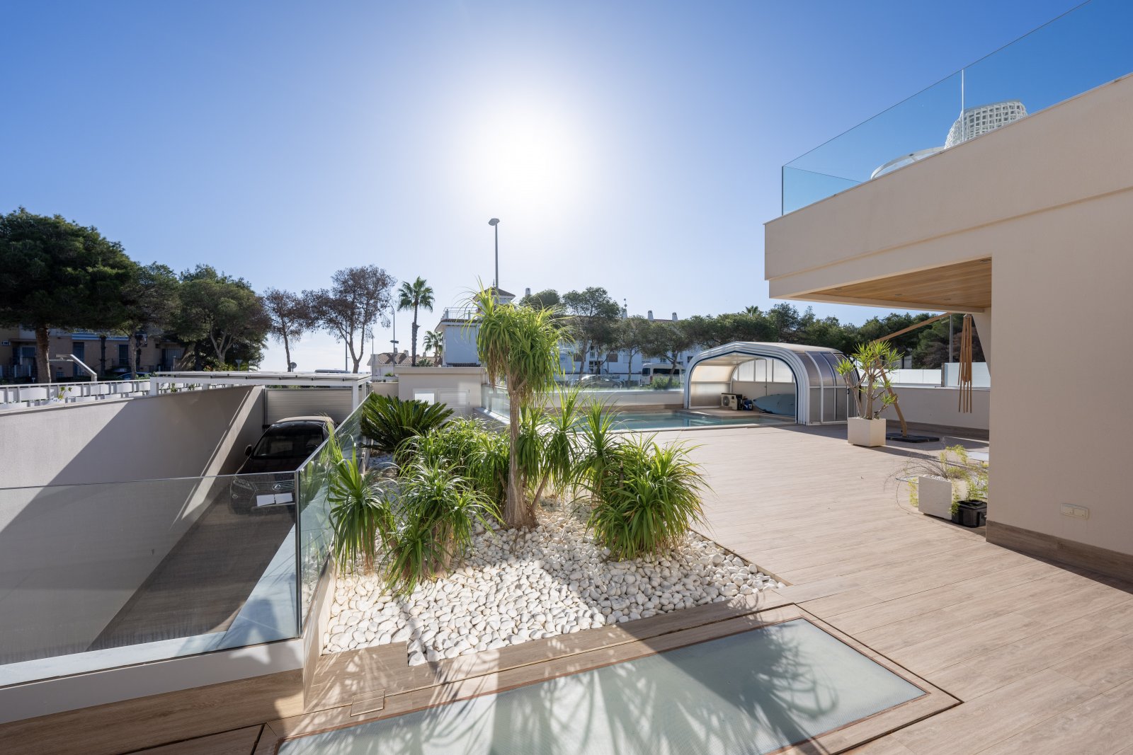 Discover this sumptuous contemporary villa, built in 2019, ideally located less than 200 meters from the sea in one of the most sought-after areas o