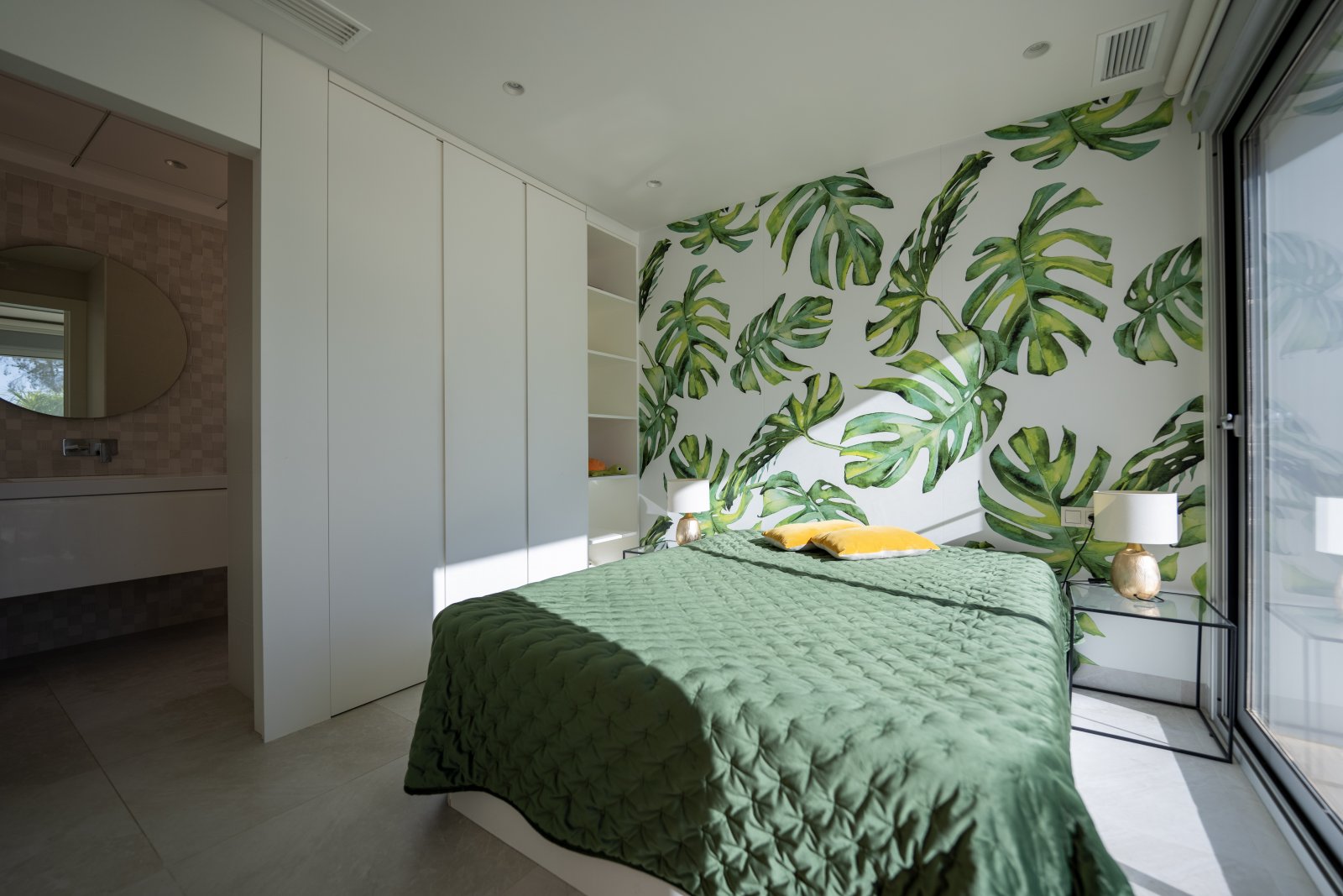 Discover this sumptuous contemporary villa, built in 2019, ideally located less than 200 meters from the sea in one of the most sought-after areas o