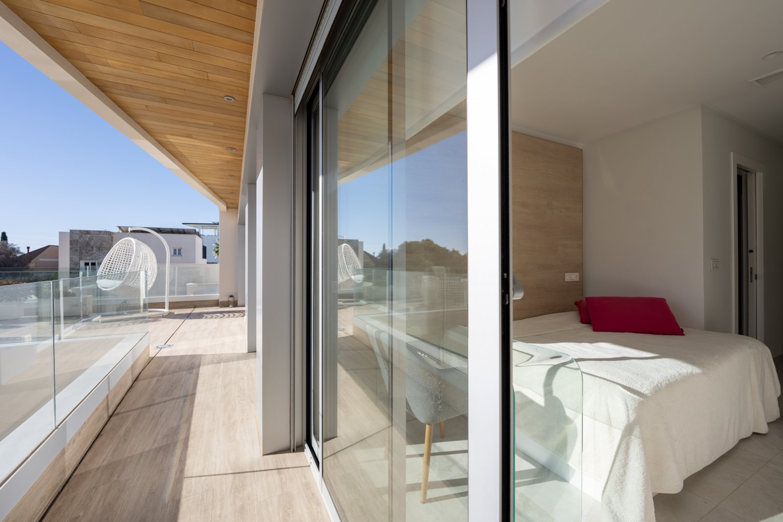 Discover this sumptuous contemporary villa, built in 2019, ideally located less than 200 meters from the sea in one of the most sought-after areas o