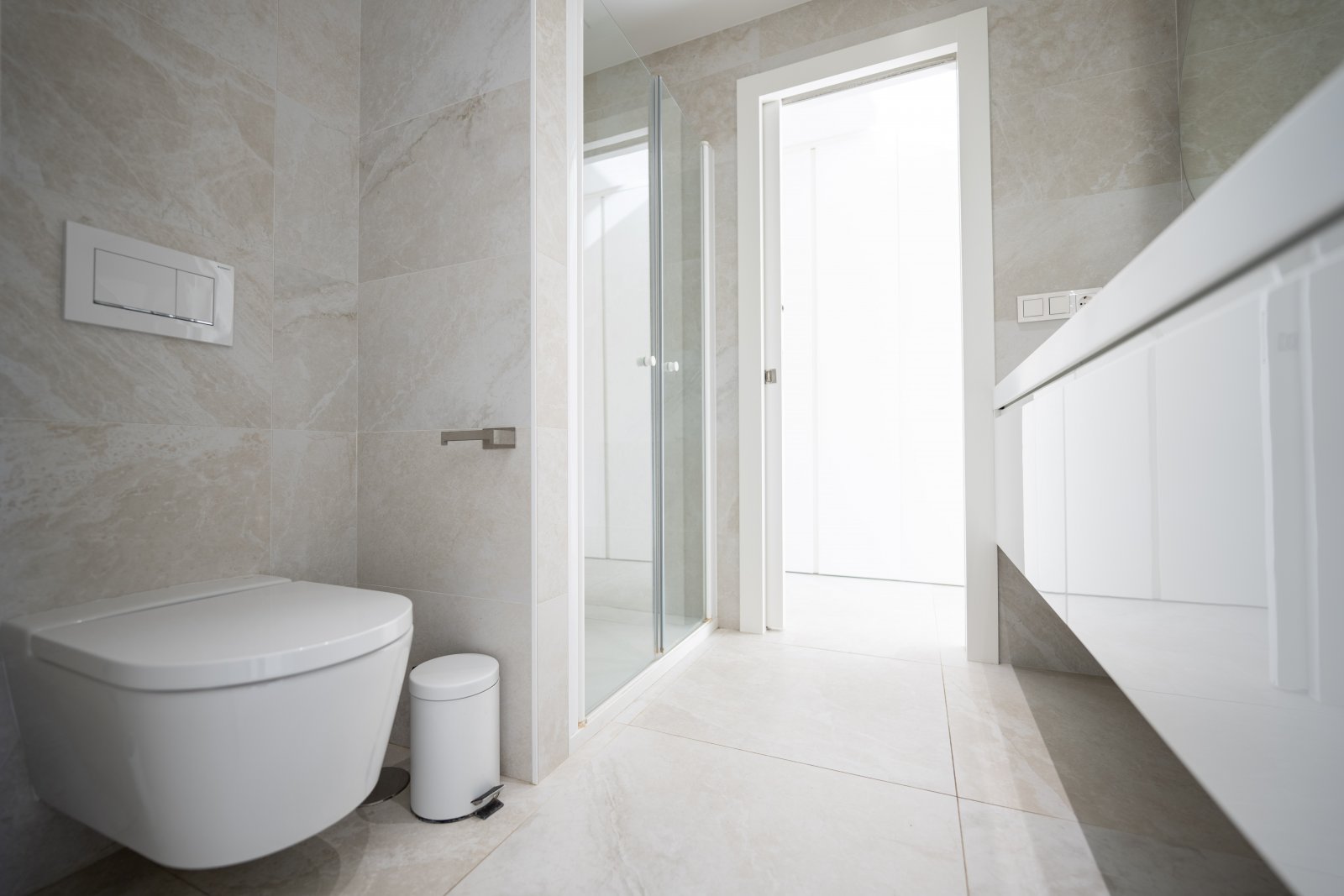 Discover this sumptuous contemporary villa, built in 2019, ideally located less than 200 meters from the sea in one of the most sought-after areas o