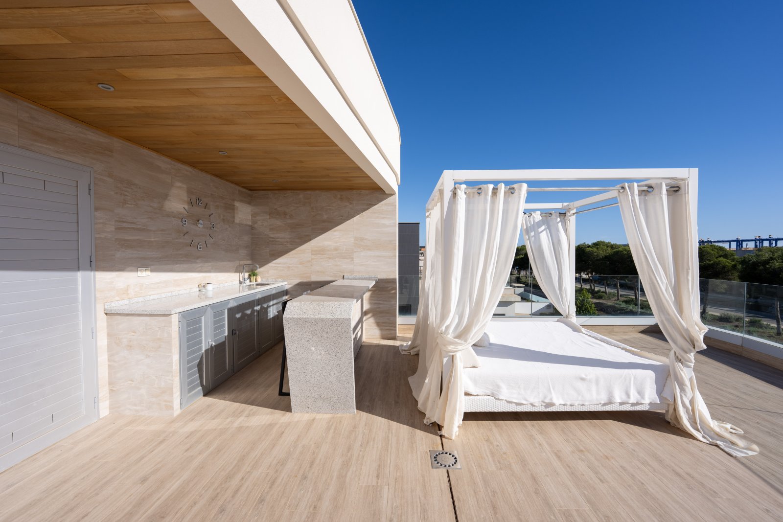 Discover this sumptuous contemporary villa, built in 2019, ideally located less than 200 meters from the sea in one of the most sought-after areas o