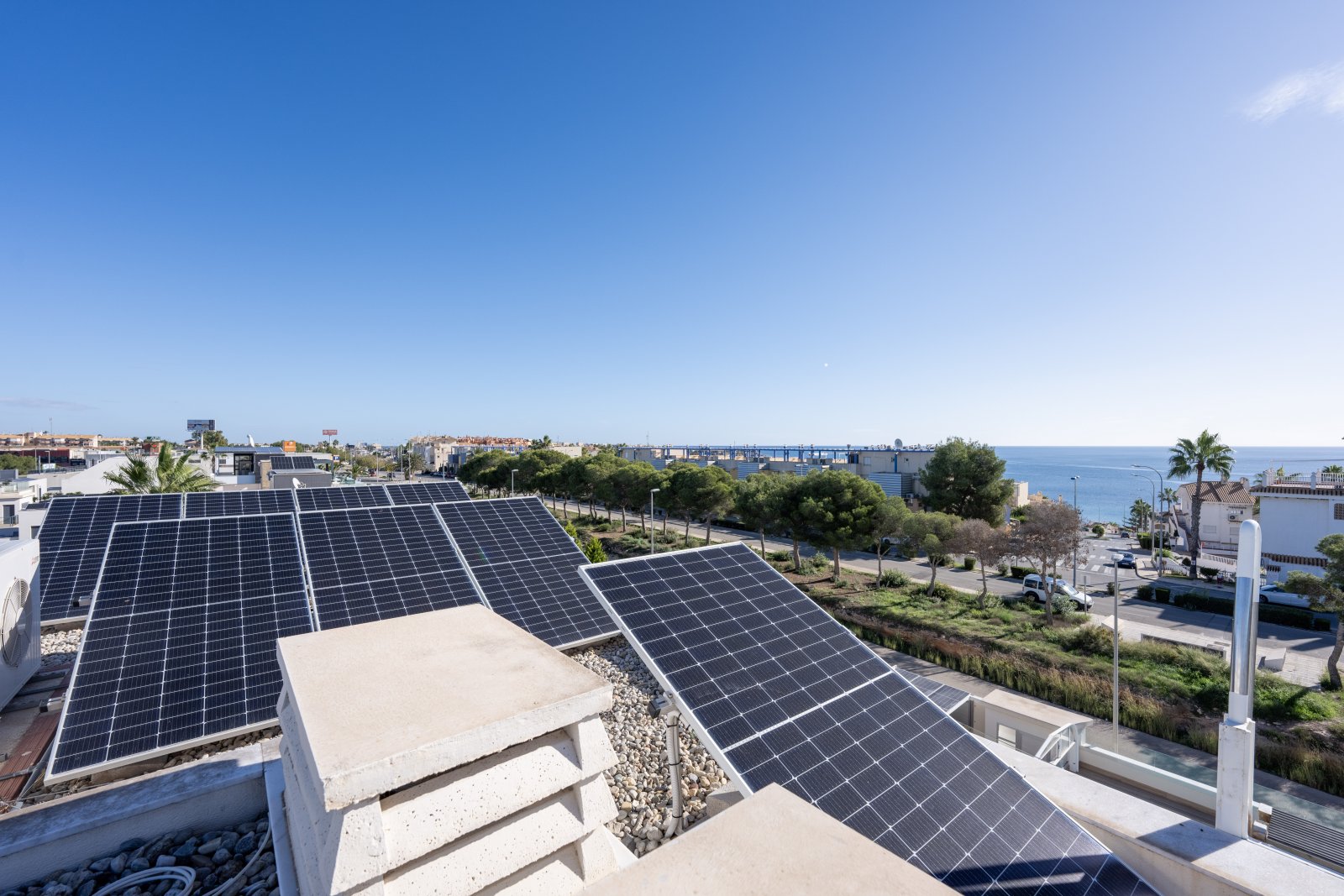 Discover this sumptuous contemporary villa, built in 2019, ideally located less than 200 meters from the sea in one of the most sought-after areas o