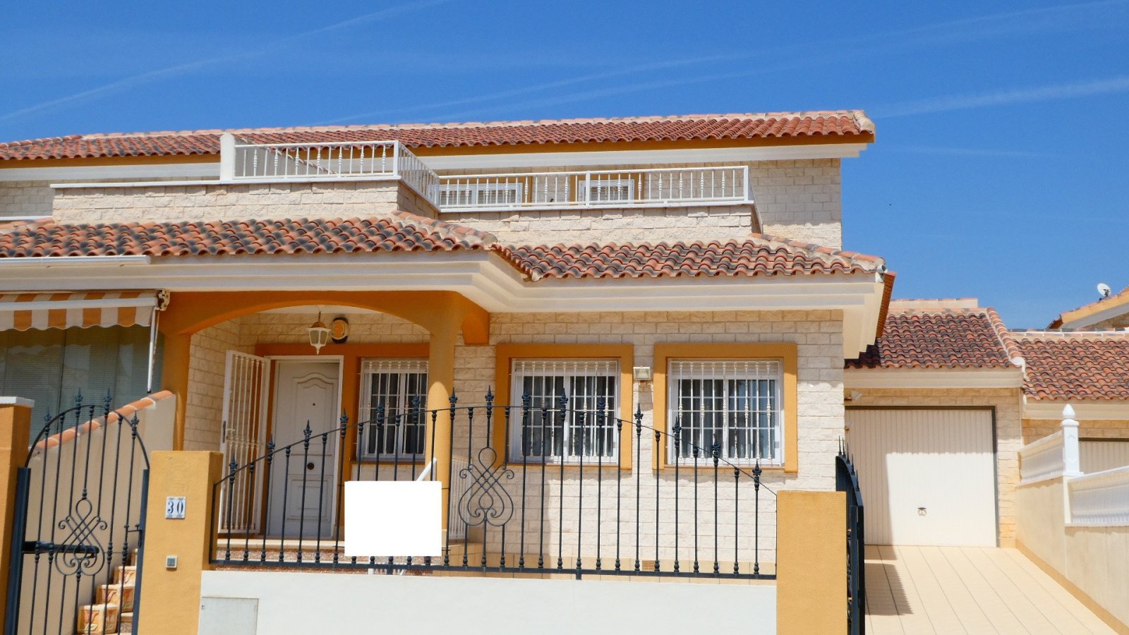 Los Dolses:  Entdecken Sie dieses wunderschön präsentierte, nach Süden ausgerichtete Anwesen in der begehrten Wohngegend Los Dolses in Orihuela Costa. Die perfekt 