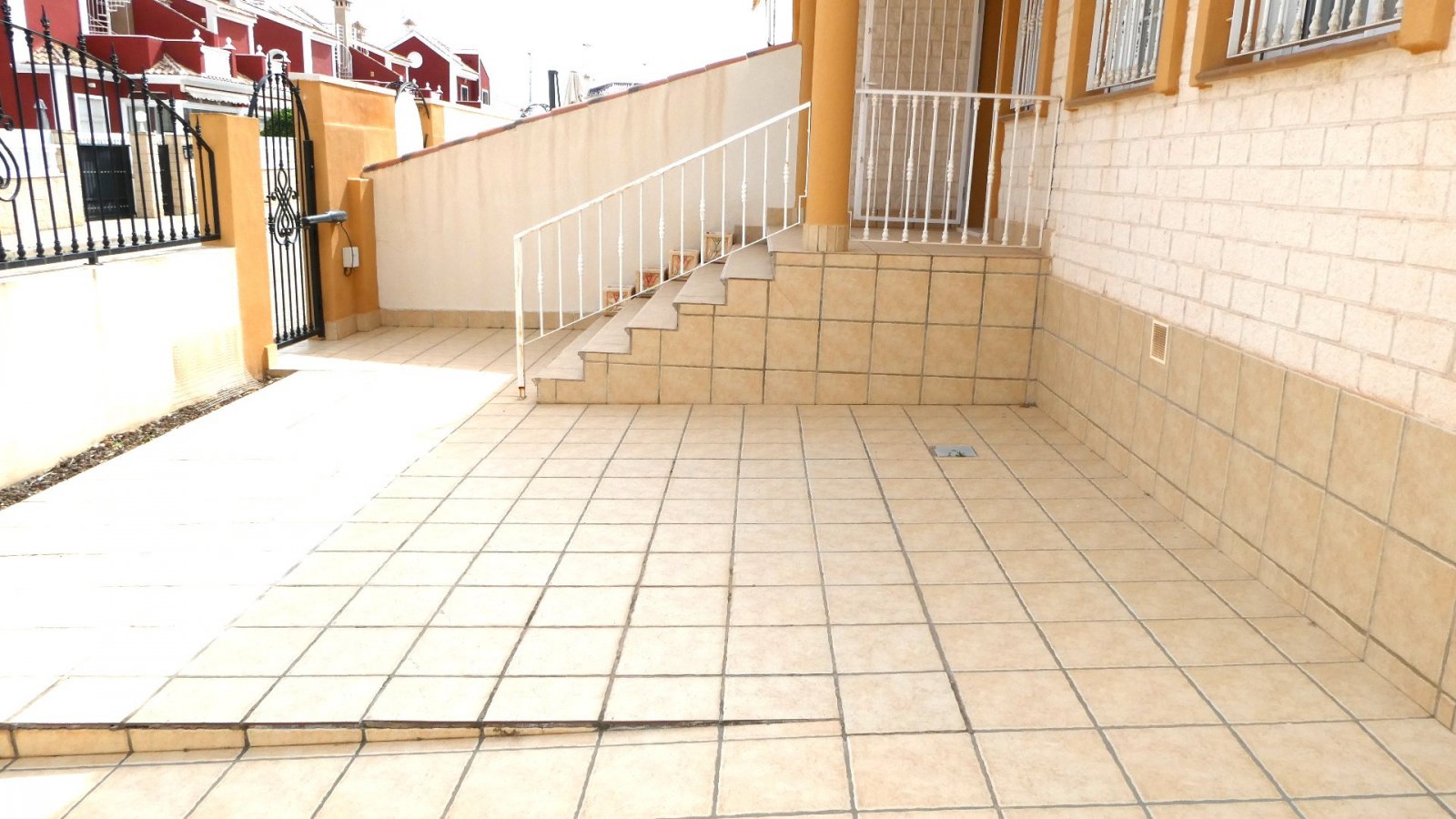 Entdecken Sie dieses wunderschön präsentierte, nach Süden ausgerichtete Anwesen in der begehrten Wohngegend Los Dolses in Orihuela Costa. Die perfekt
