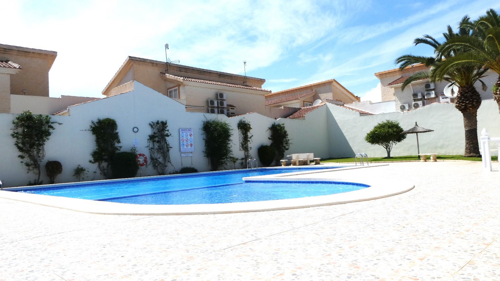 Entdecken Sie dieses wunderschön präsentierte, nach Süden ausgerichtete Anwesen in der begehrten Wohngegend Los Dolses in Orihuela Costa. Die perfekt