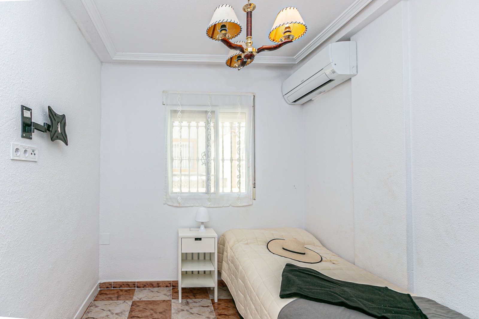 Wir präsentieren Ihnen dieses charmante, nach Süden ausgerichtete Doppelhaushälfte, gelegen in einer der begehrtesten Lagen der Costa Blanca, zwische