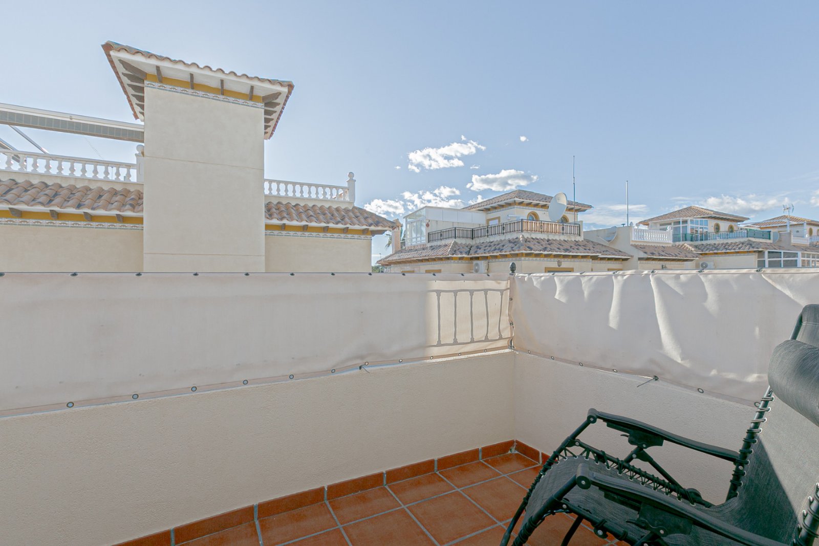 Wir präsentieren Ihnen dieses charmante, nach Süden ausgerichtete Doppelhaushälfte, gelegen in einer der begehrtesten Lagen der Costa Blanca, zwische