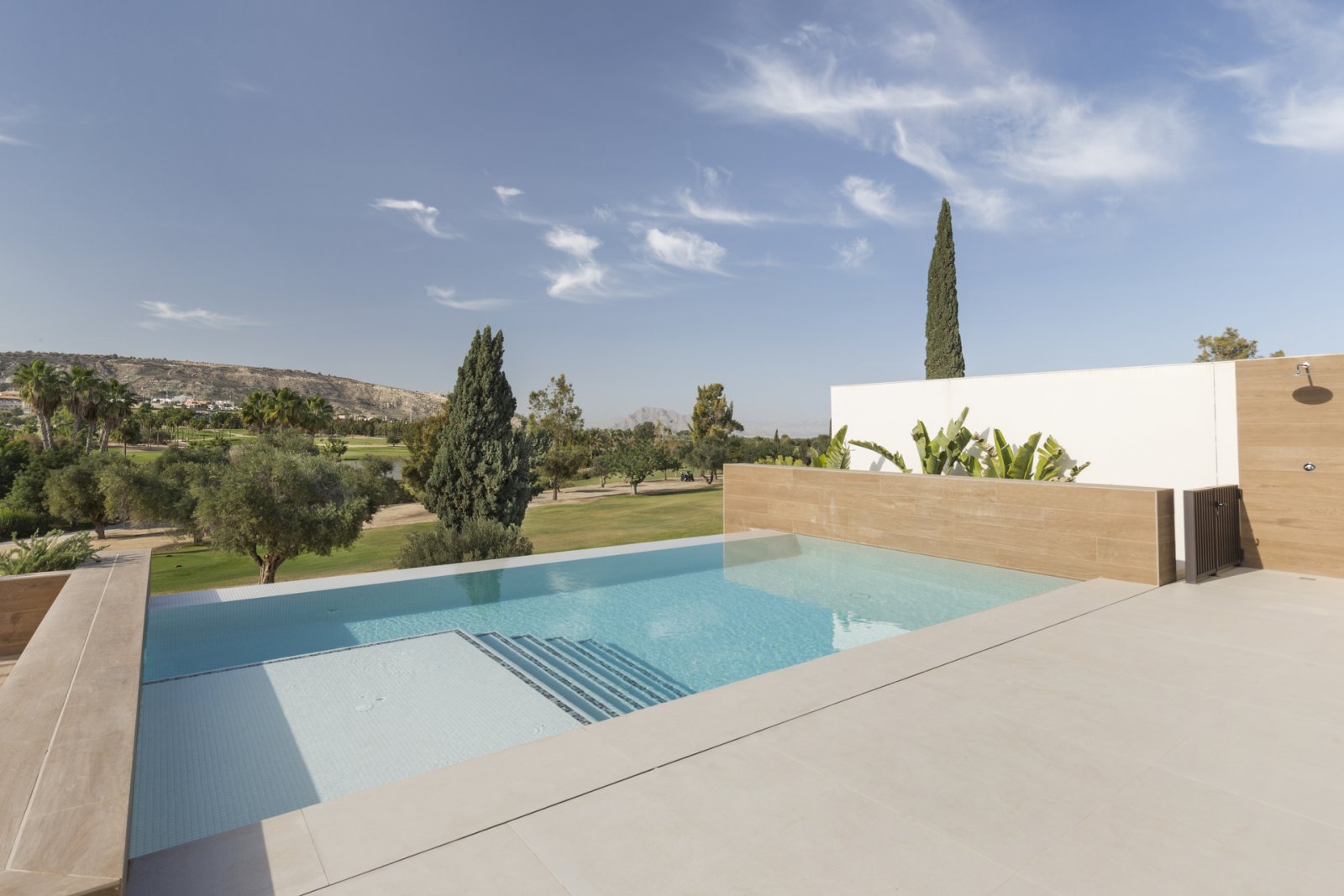 Die exklusiven Villen im prestigeträchtigen La Finca Golf bieten ein einzigartiges Wohnerlebnis. Mit insgesamt 12 Immobilien ist jede Villa darauf au