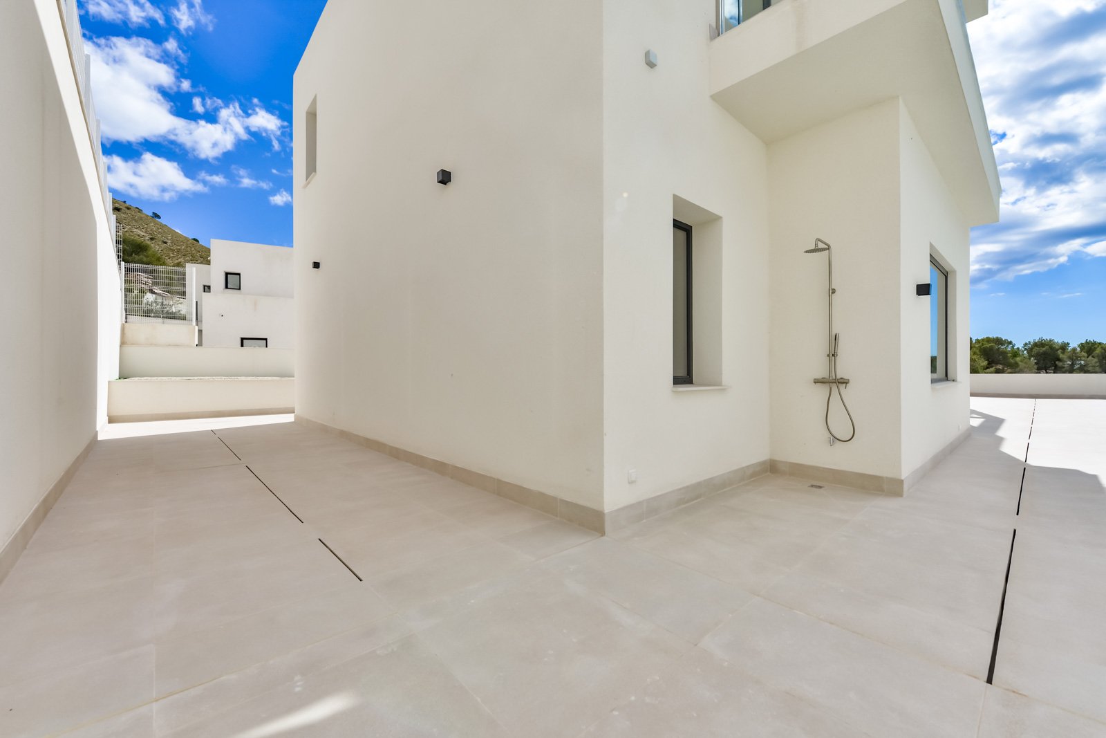 In der charmanten Stadt Finestrat gelegen, bietet diese Villa ein außergewöhnliches Wohnerlebnis. Mit Meerblick befindet sich diese Immobilie nur 5 k