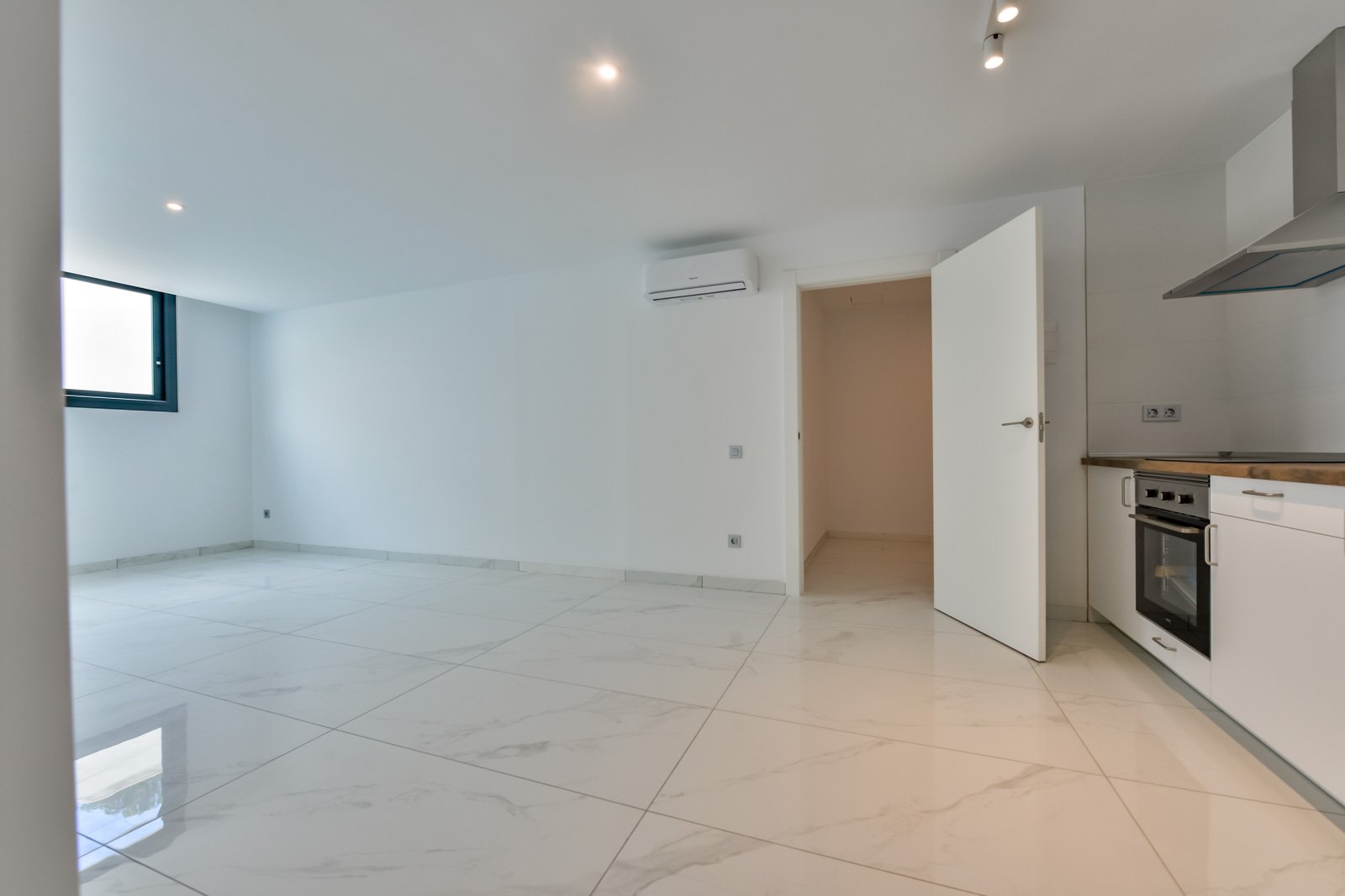In der charmanten Stadt Finestrat gelegen, bietet diese Villa ein außergewöhnliches Wohnerlebnis. Mit Meerblick befindet sich diese Immobilie nur 5 k